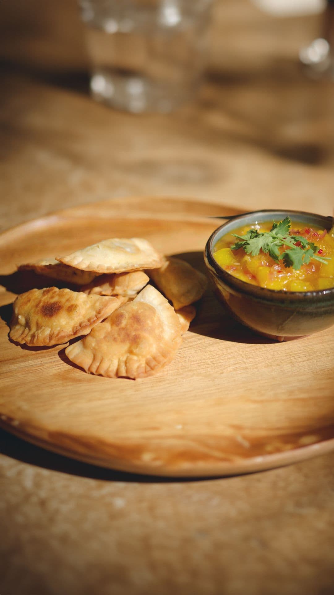 Samosa met lamsvlees en mangochutney