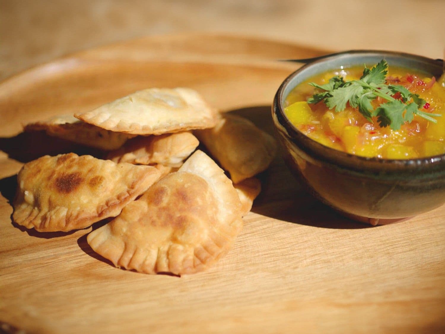 Samosa met lamsvlees en mangochutney
