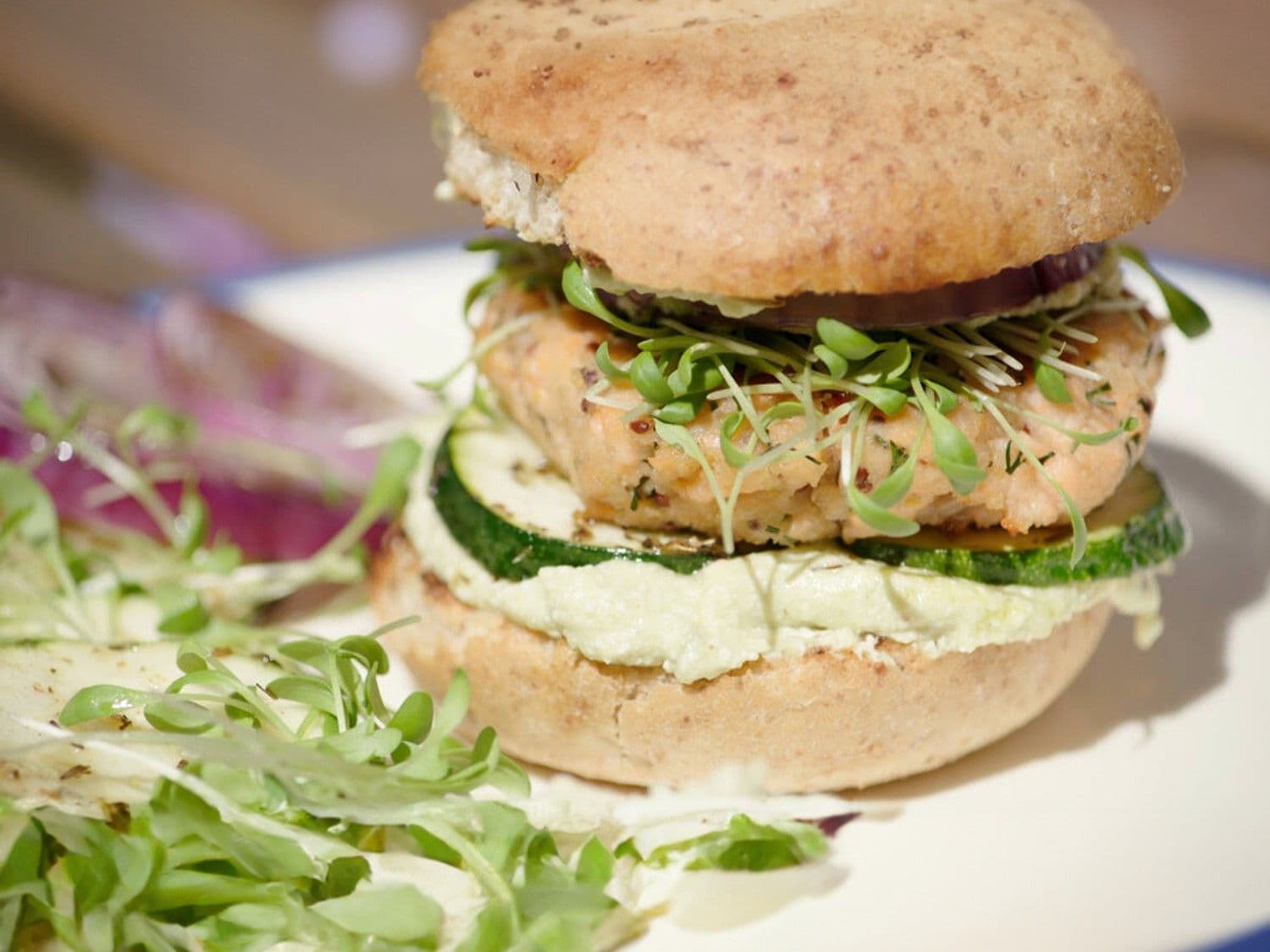 Zalmburgers met cottage cheese en courgette