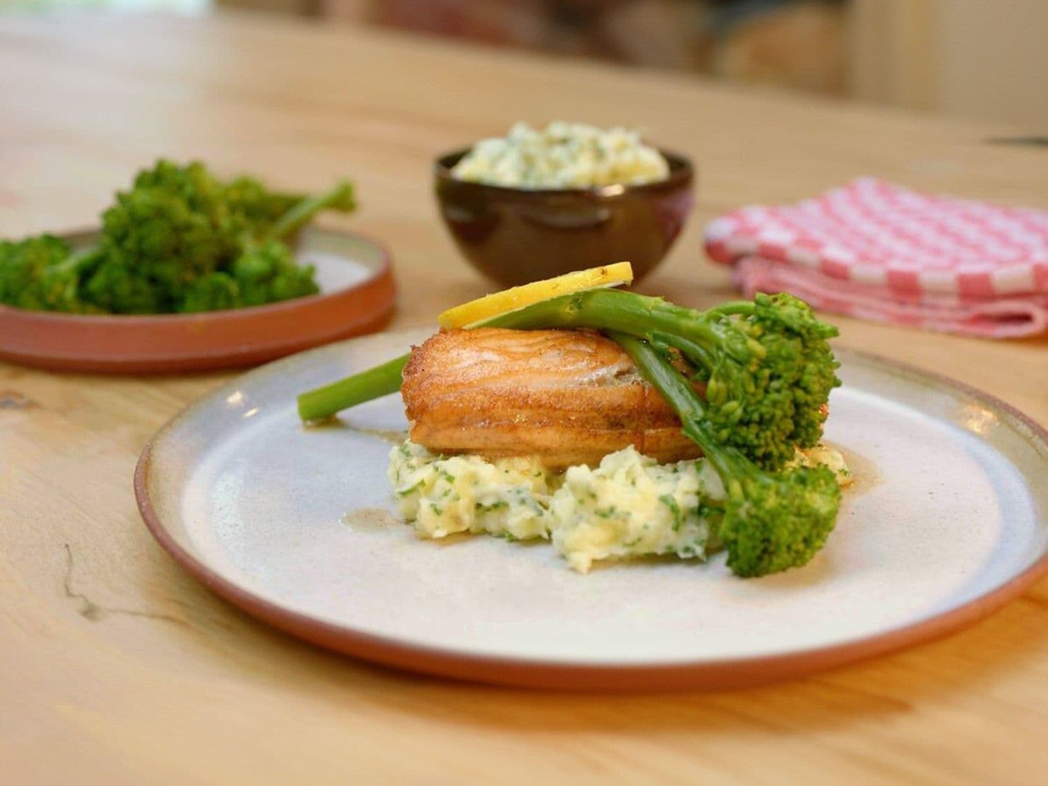 Zalmgebraadje met bimi en geplette aardappel