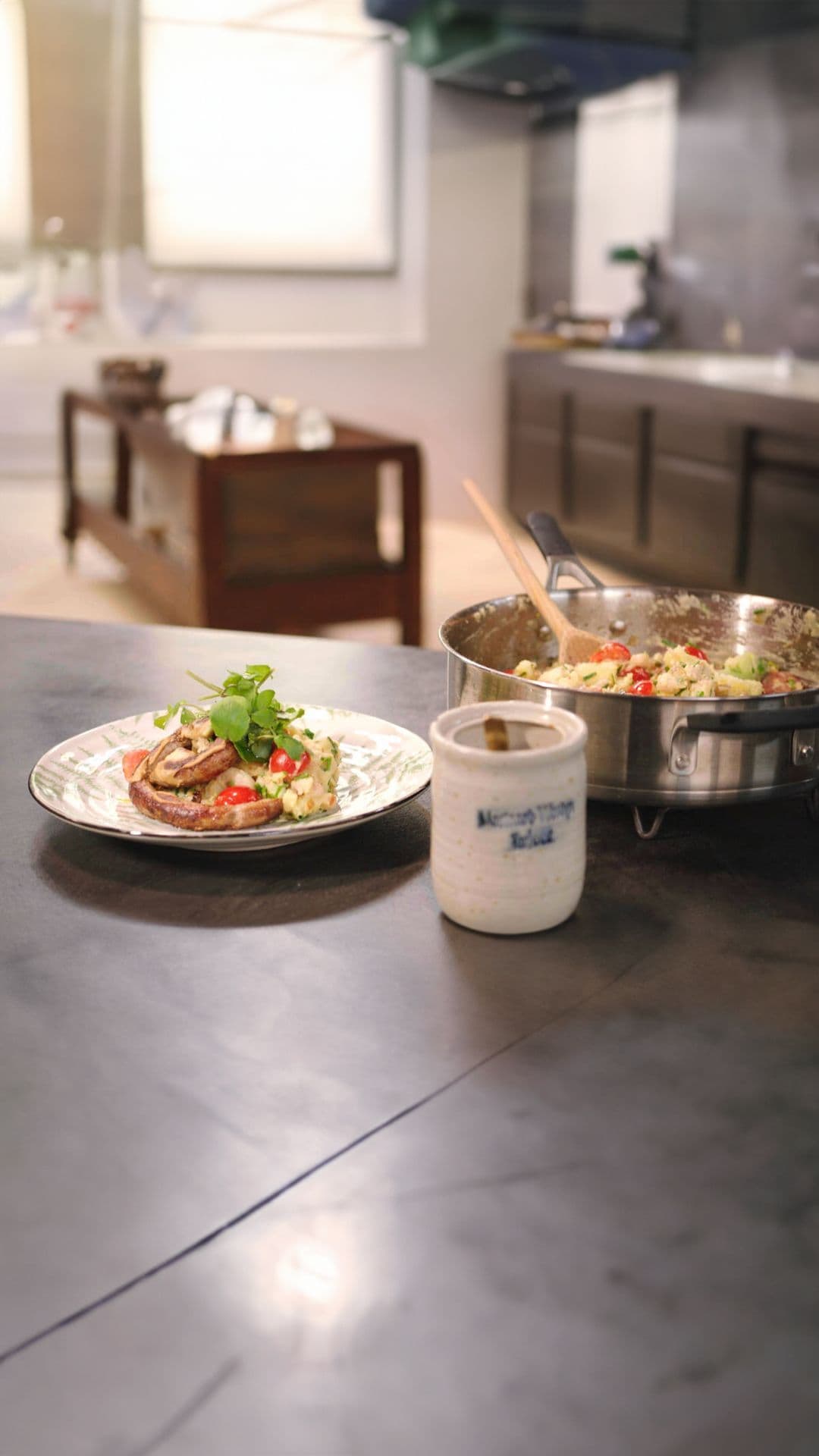 Chipolata met geplette aardappel, witte boontjes en kerstomaat