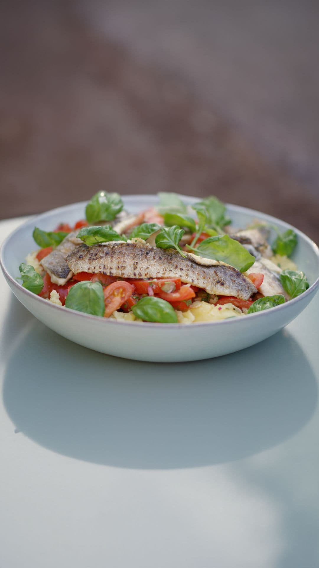 Tomaat-aardappelsalade met gegrilde forel