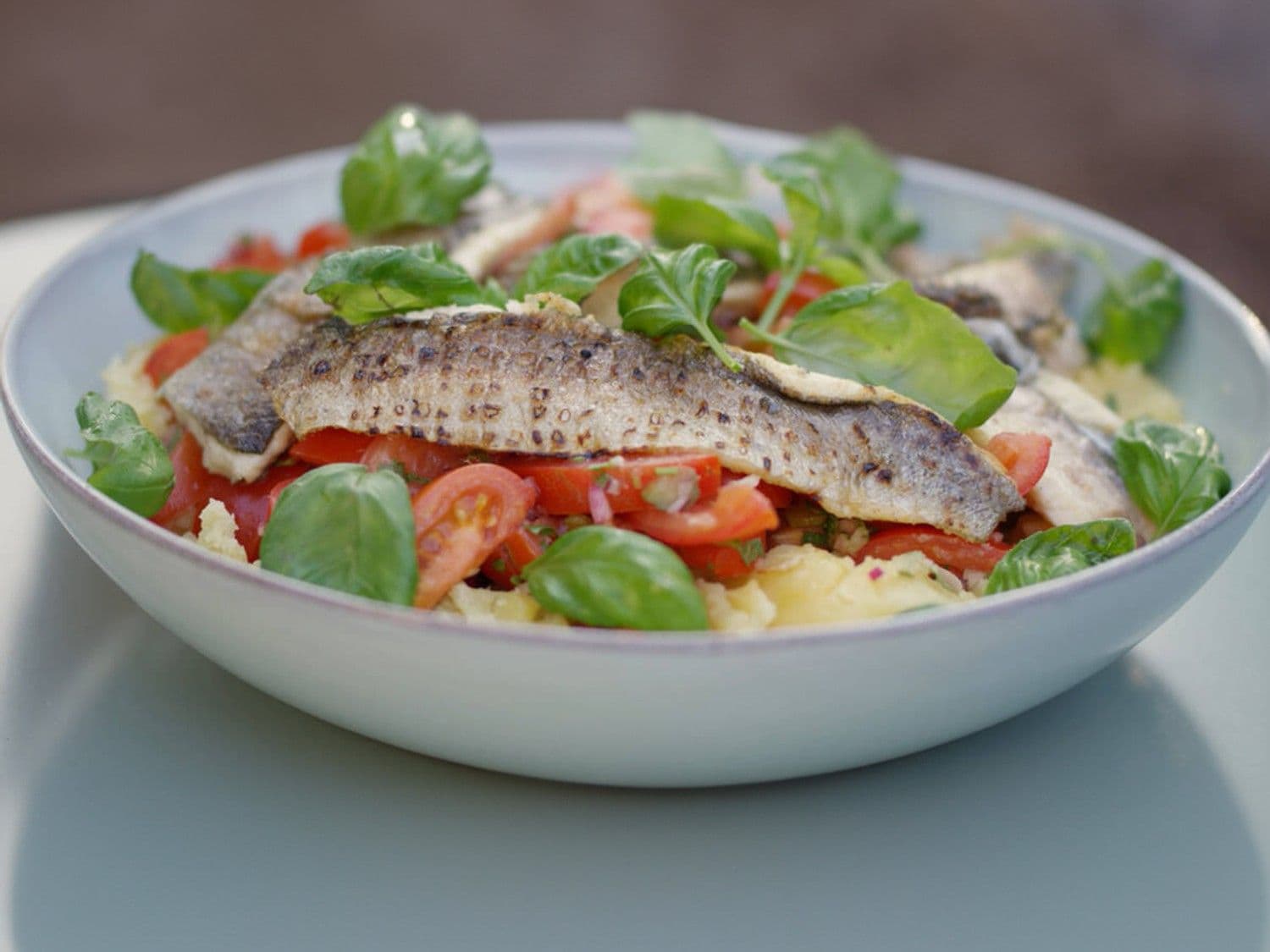 Tomaat-aardappelsalade met gegrilde forel