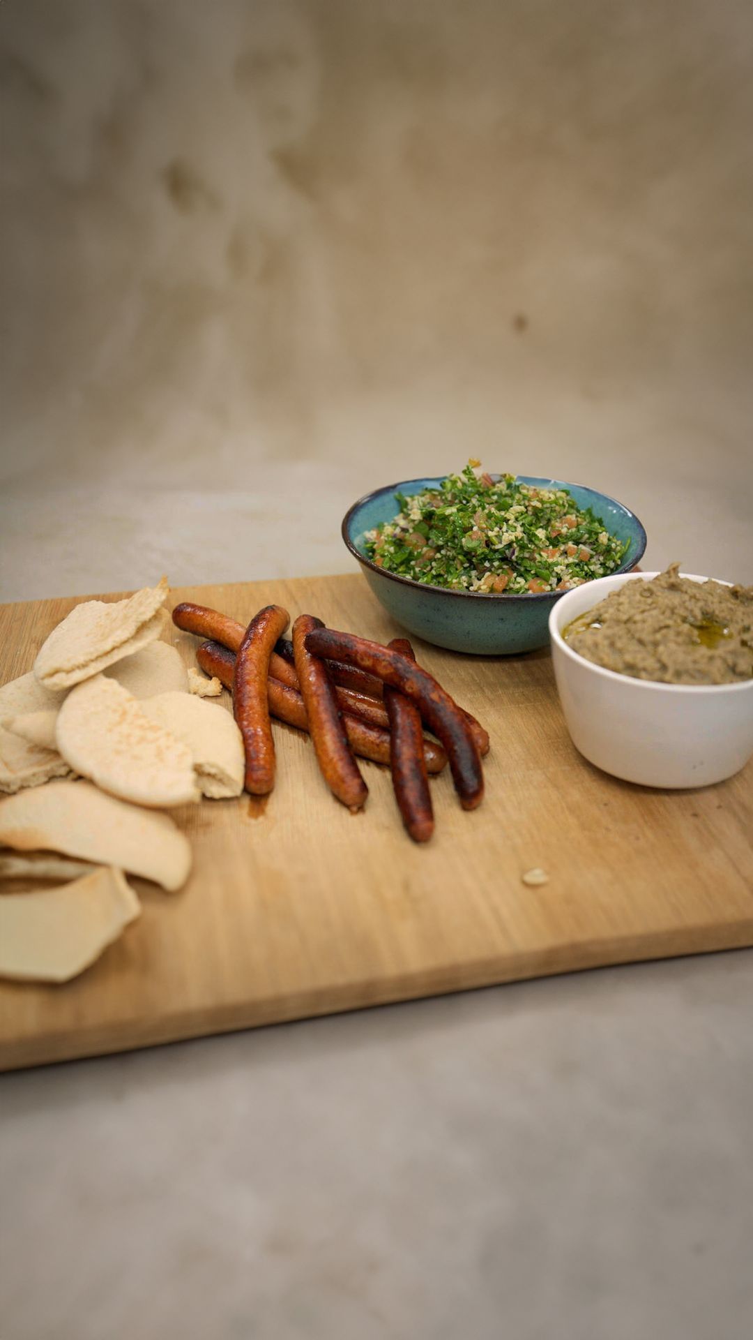 Merguez met baba ganoush, tabouleh en pitabrood
