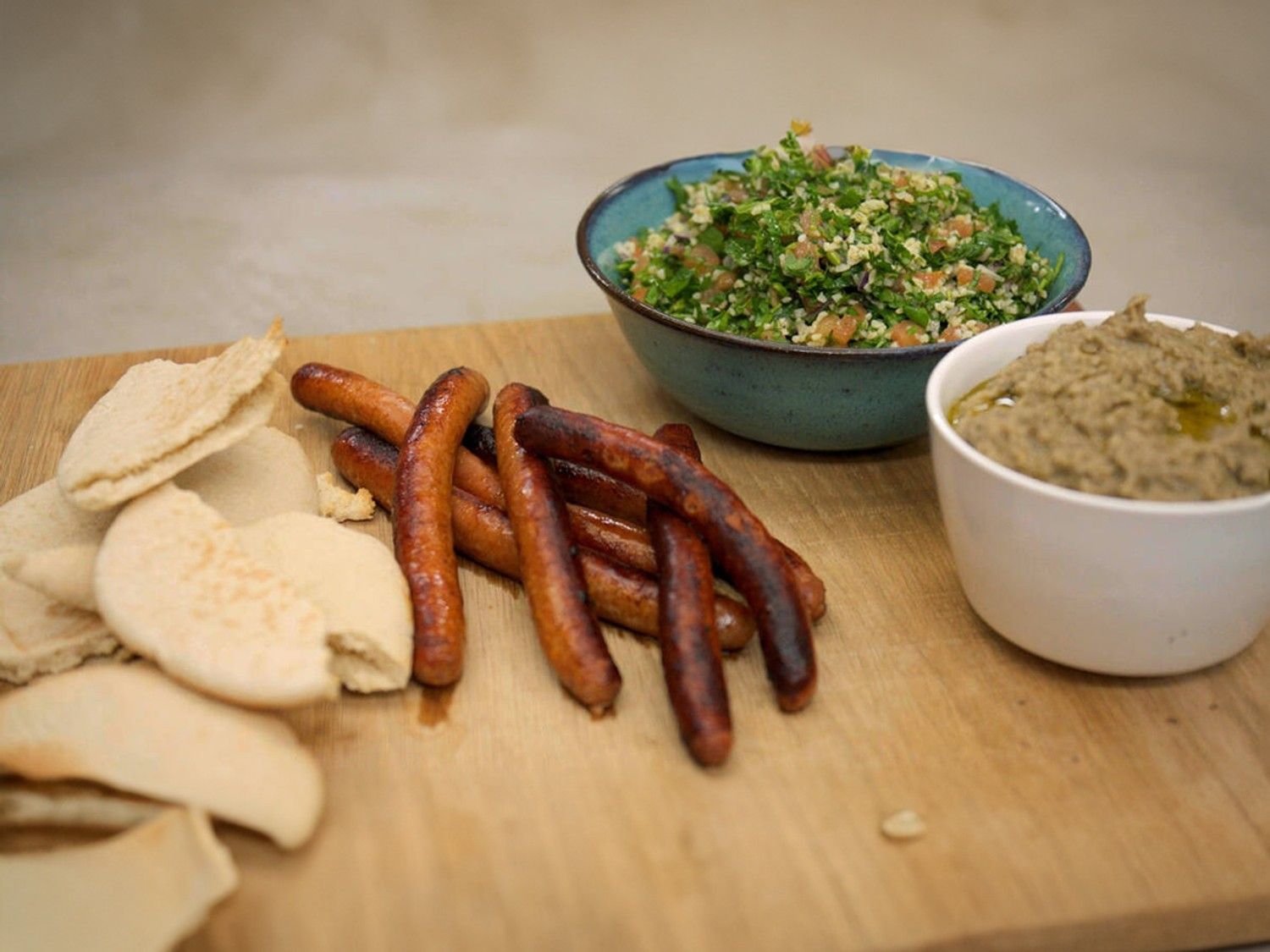 Merguez met baba ganoush, tabouleh en pitabrood