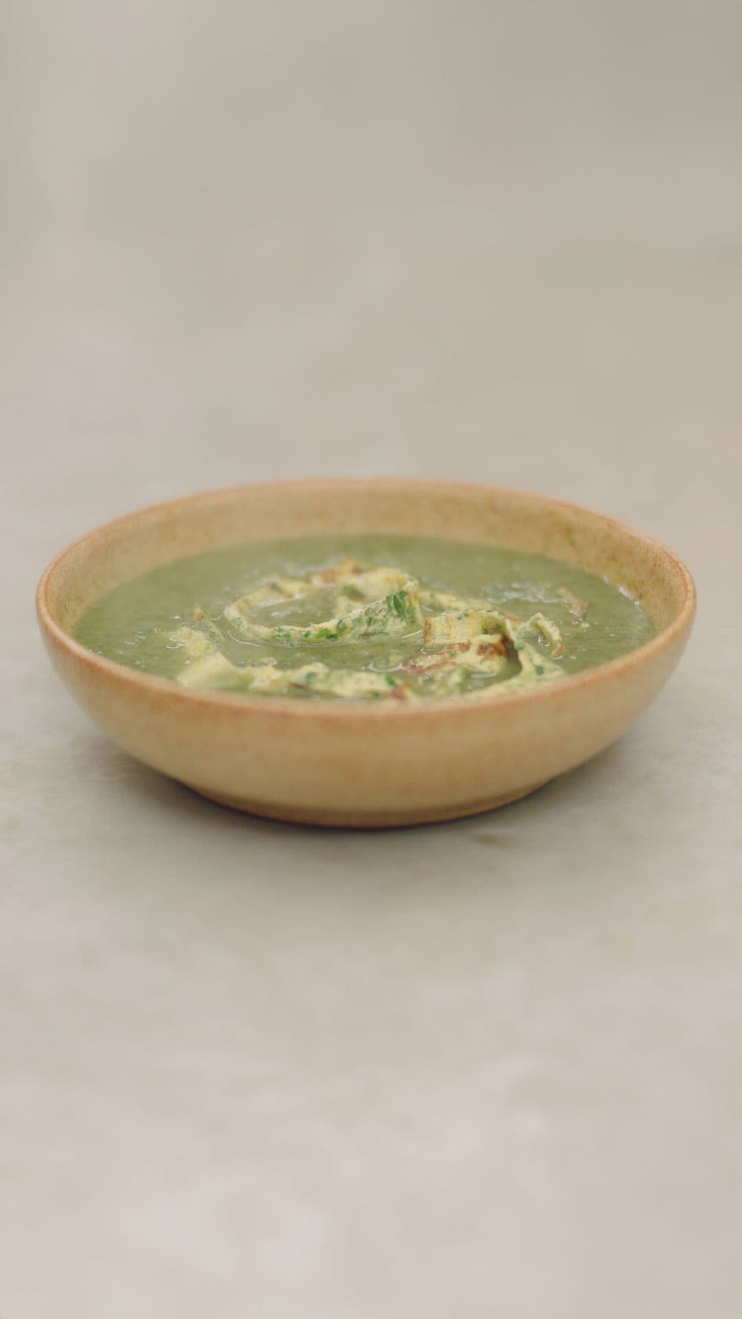 Netelsoep met stukjes kruidenomelet