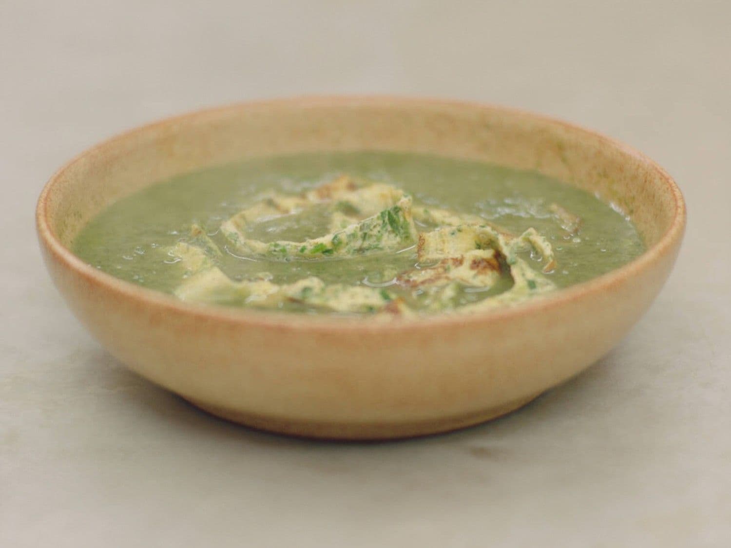 Netelsoep met stukjes kruidenomelet