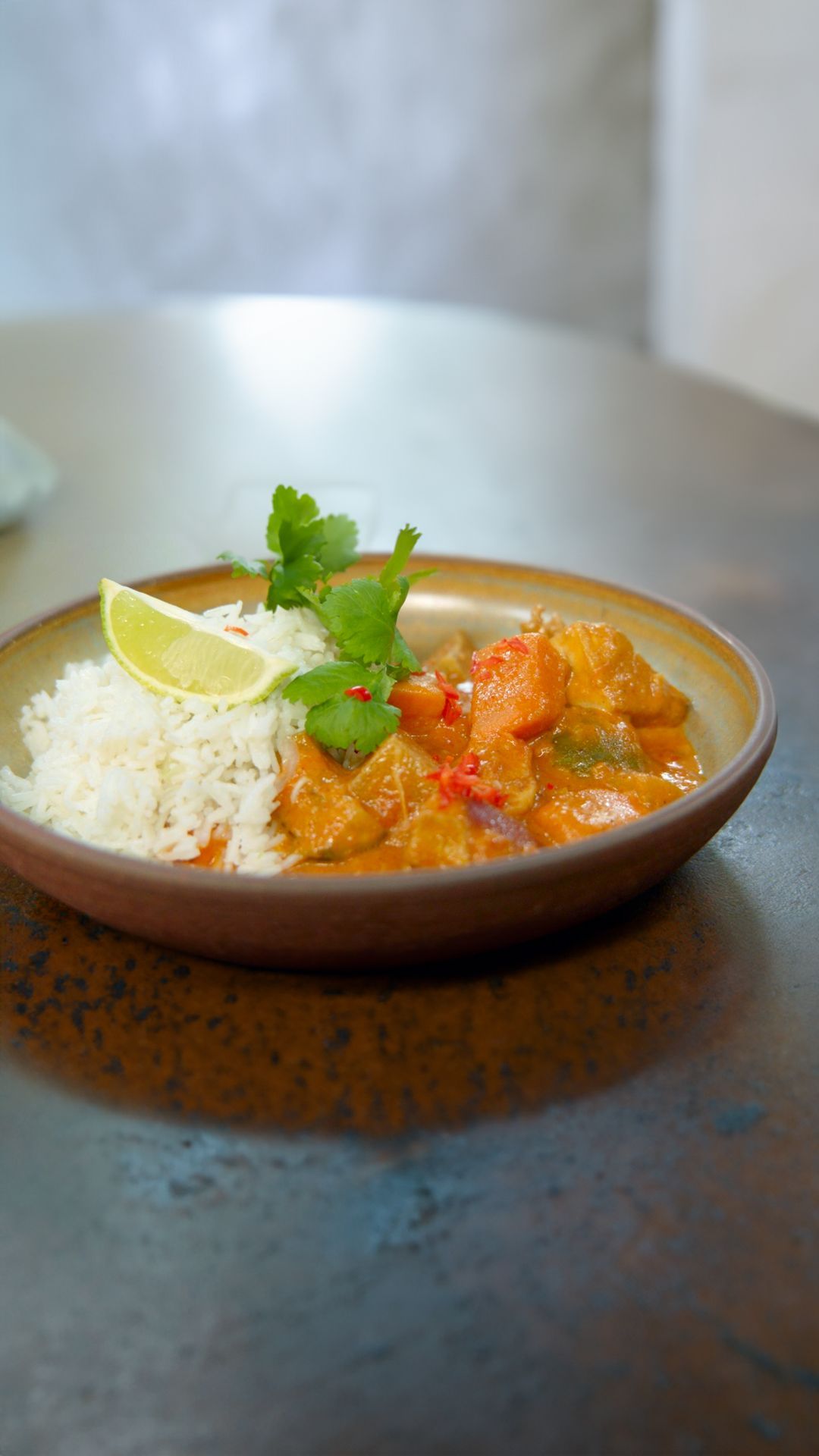 Thaise rode curry met kip, zoete aardappel en rammenas