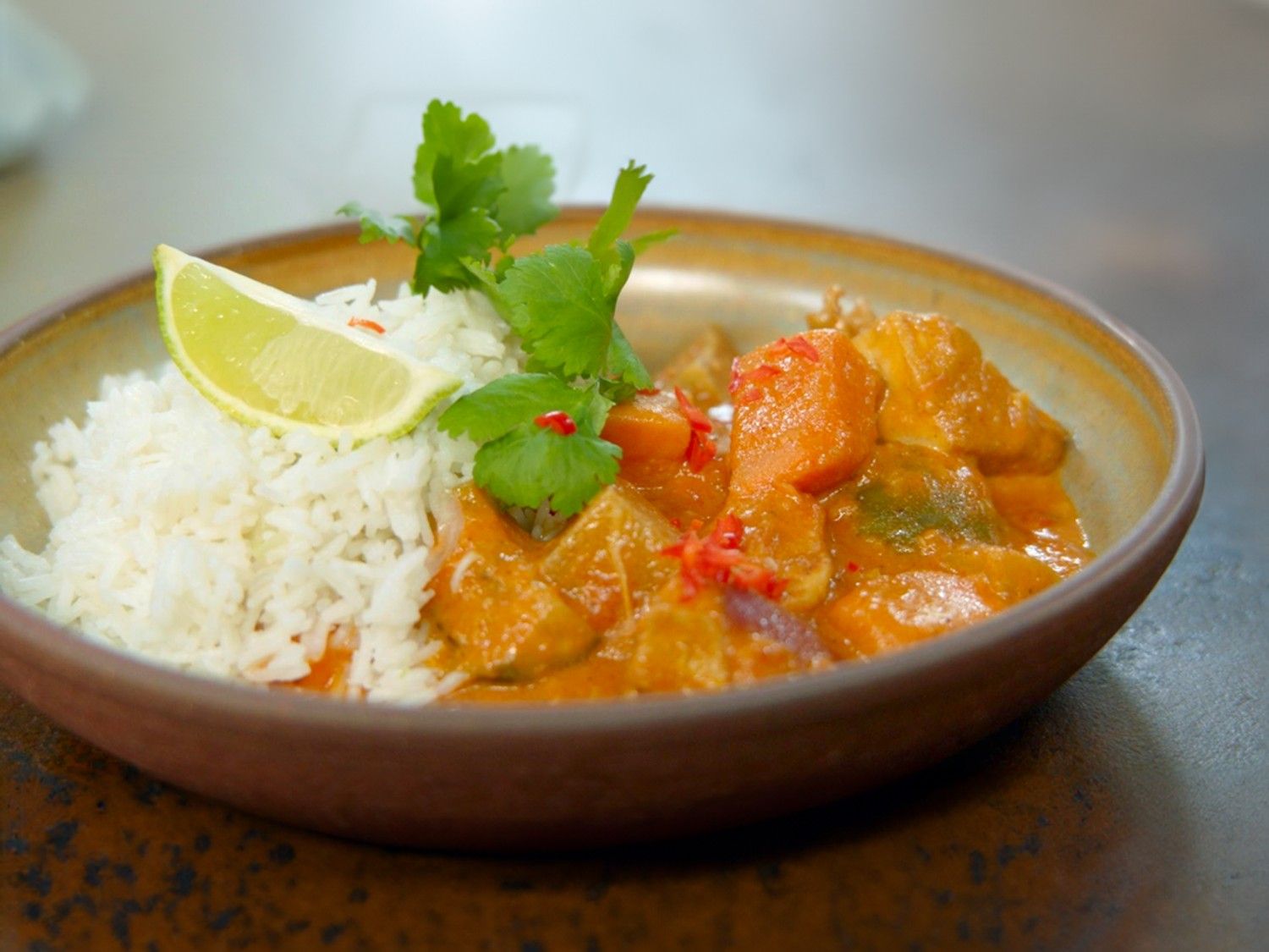 Thaise rode curry met kip, zoete aardappel en rammenas