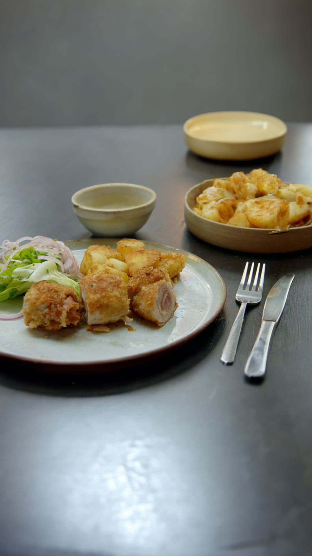 Spaanse cordon bleu met gebakken aardappelen en kropsla
