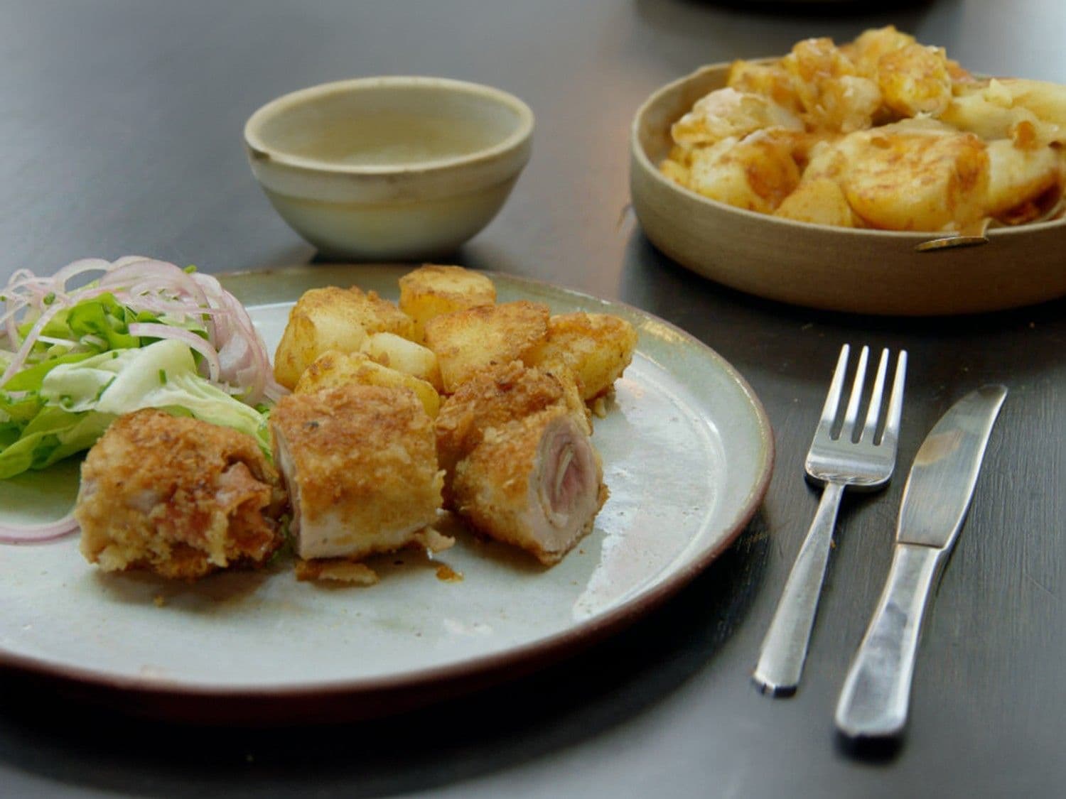 Spaanse cordon bleu met gebakken aardappelen en kropsla