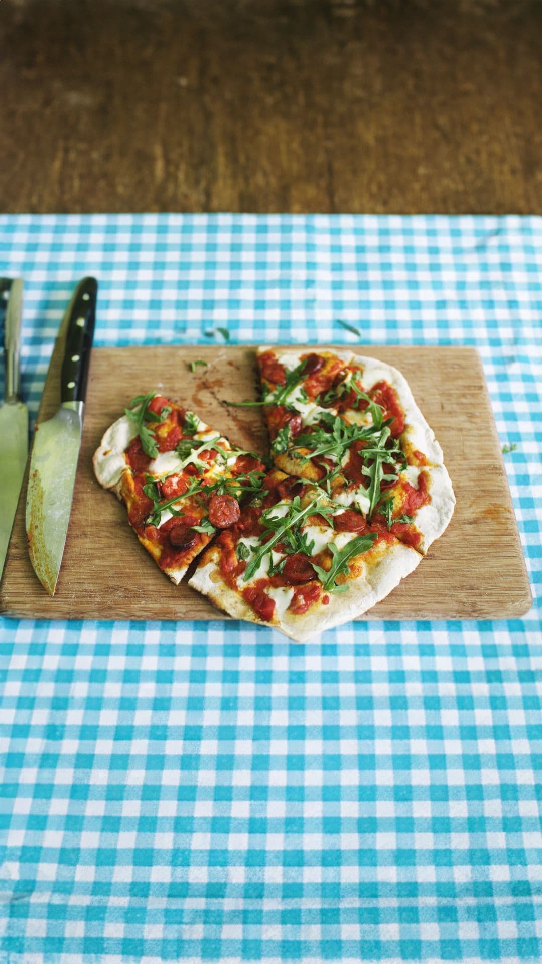 Pizza met chorizo, rucola en pikante olie