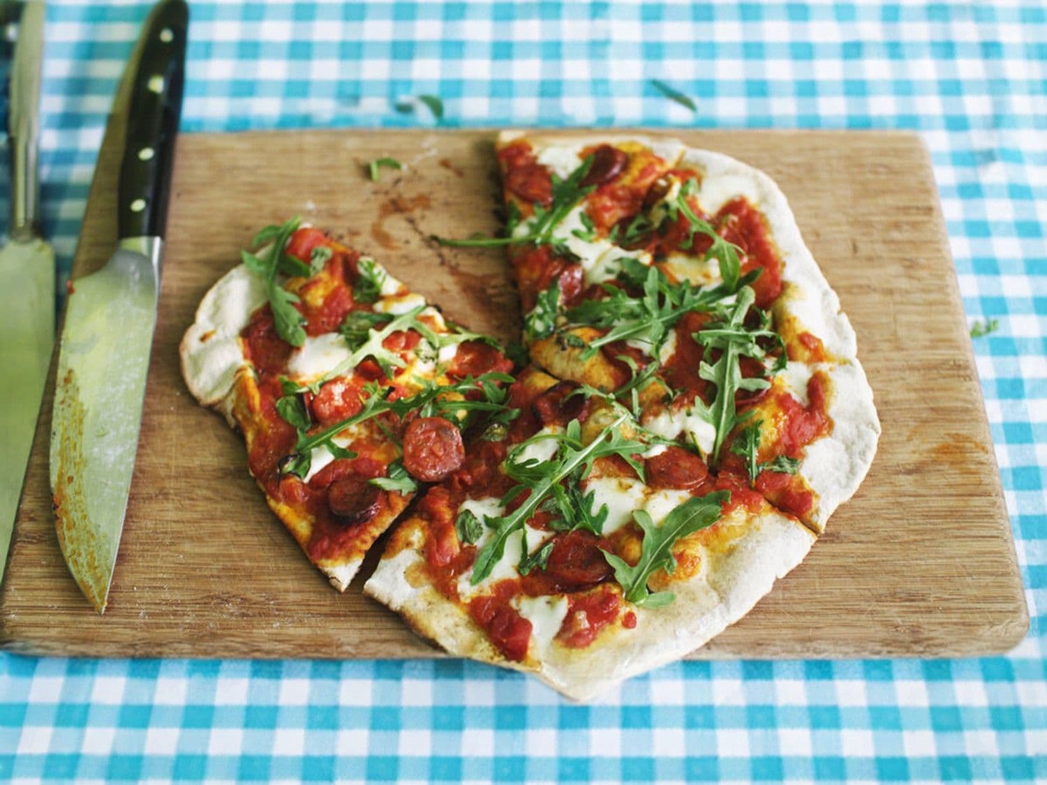 Pizza met chorizo, rucola en pikante olie