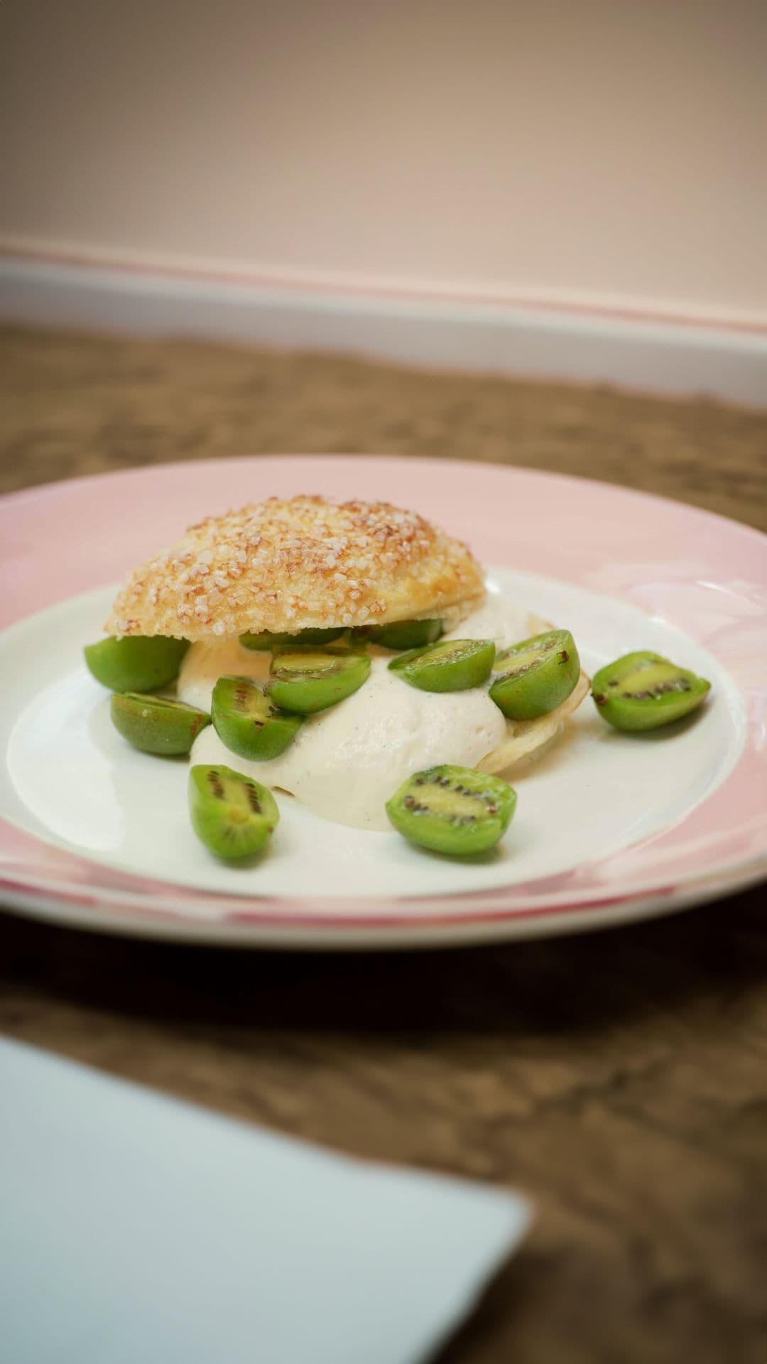 Bladerdeeggebakje met mascarpone en kiwibes
