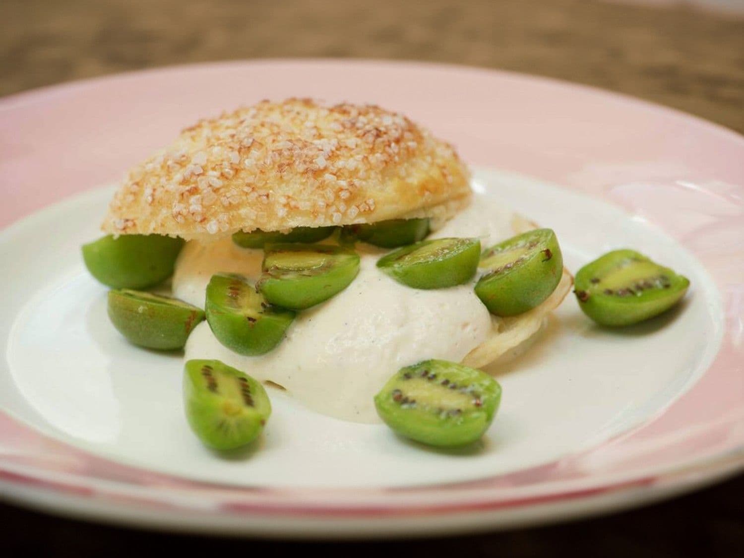 Bladerdeeggebakje met mascarpone en kiwibes