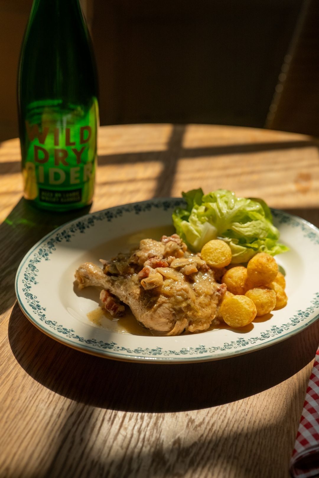 Coq à la normande, pommes parisiennes en kropsla