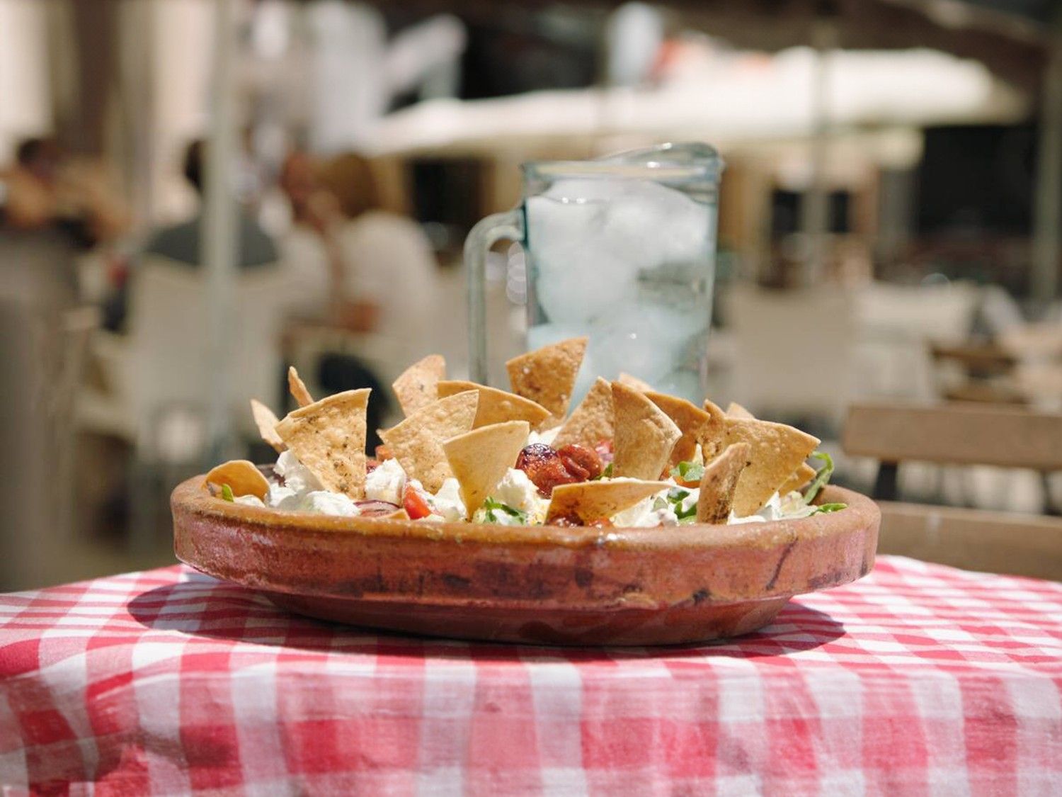Griekse salade met chorizo en tortillachips