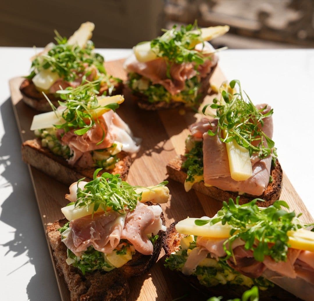 Toast met eiersla, asperges en gekookte ham