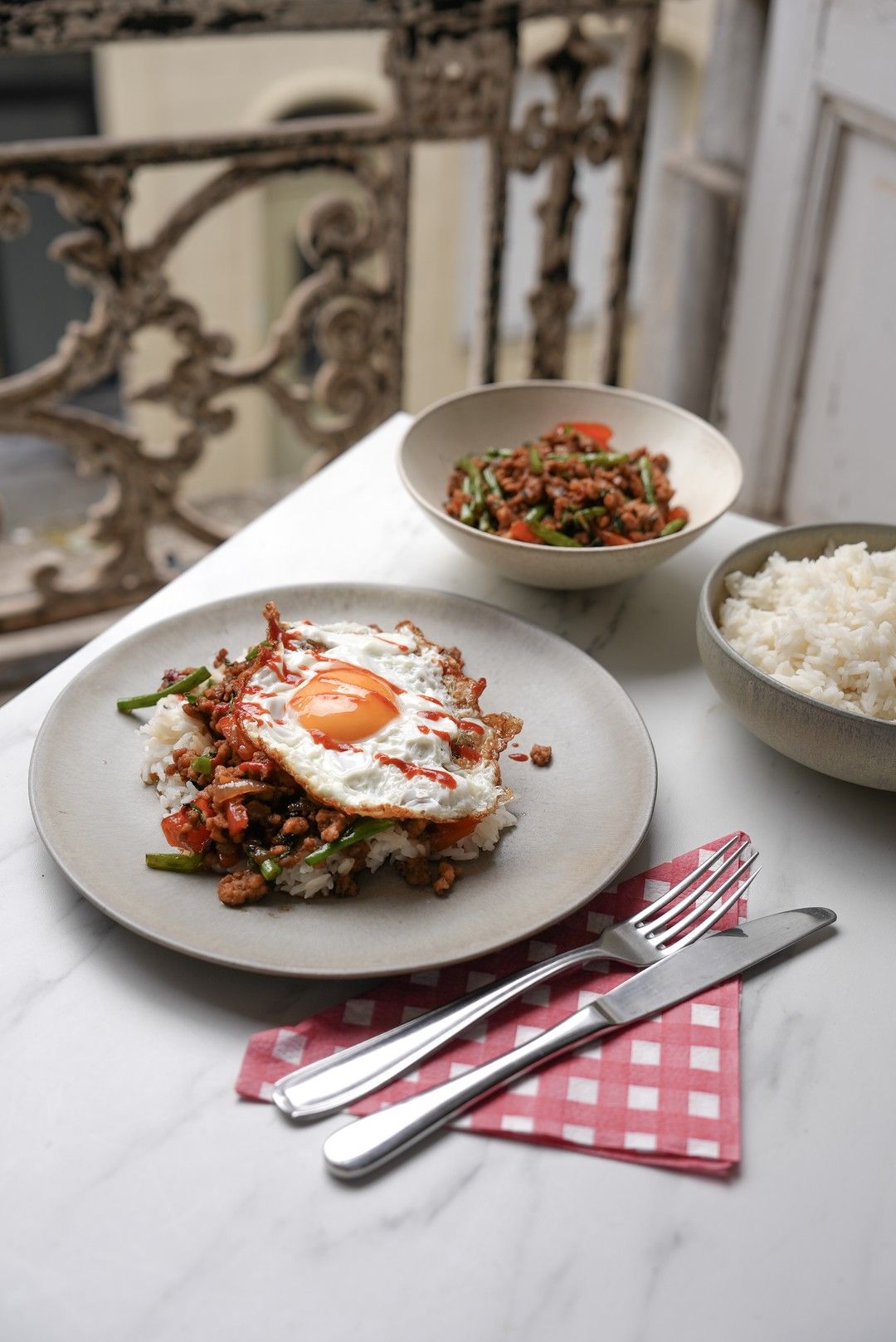 Pad kra pao met kip en rijst