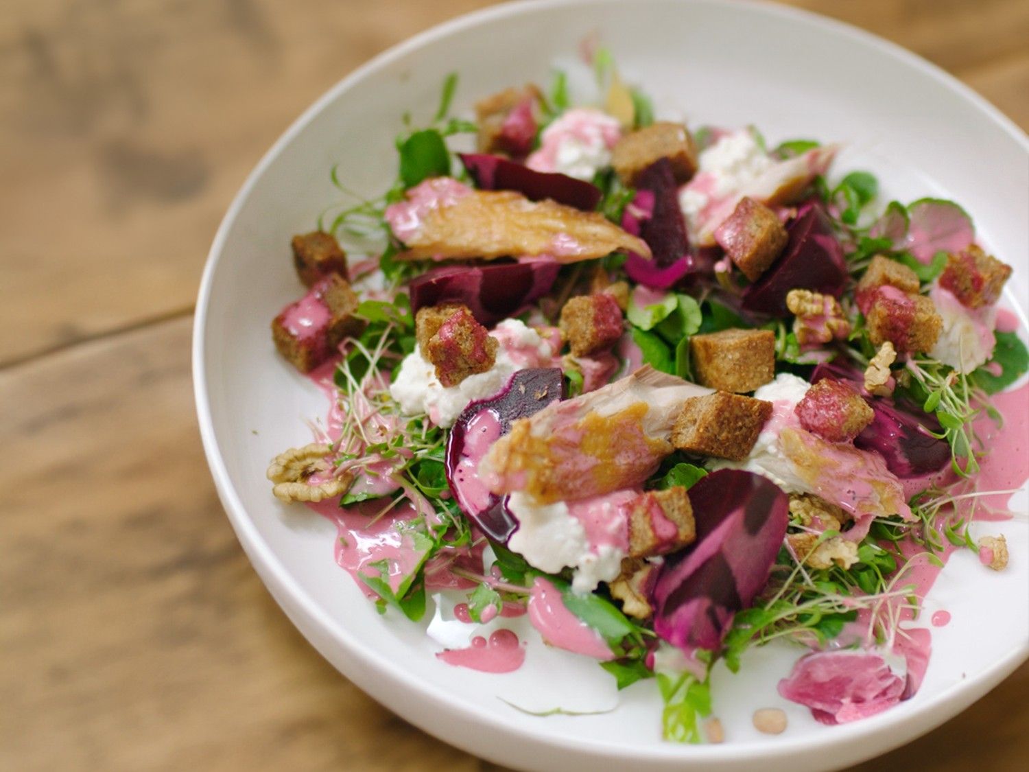 Salade van rode biet, mierikswortel en gerookte makreel