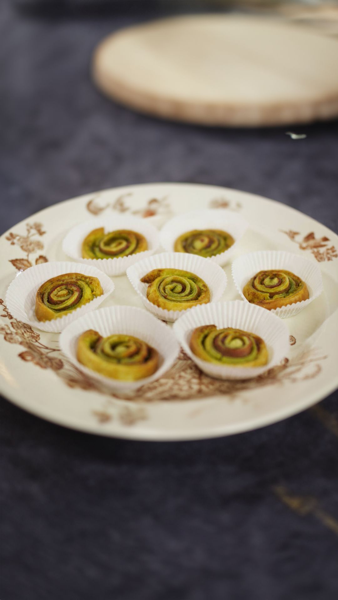 Bladerdeegjes met pesto en ham