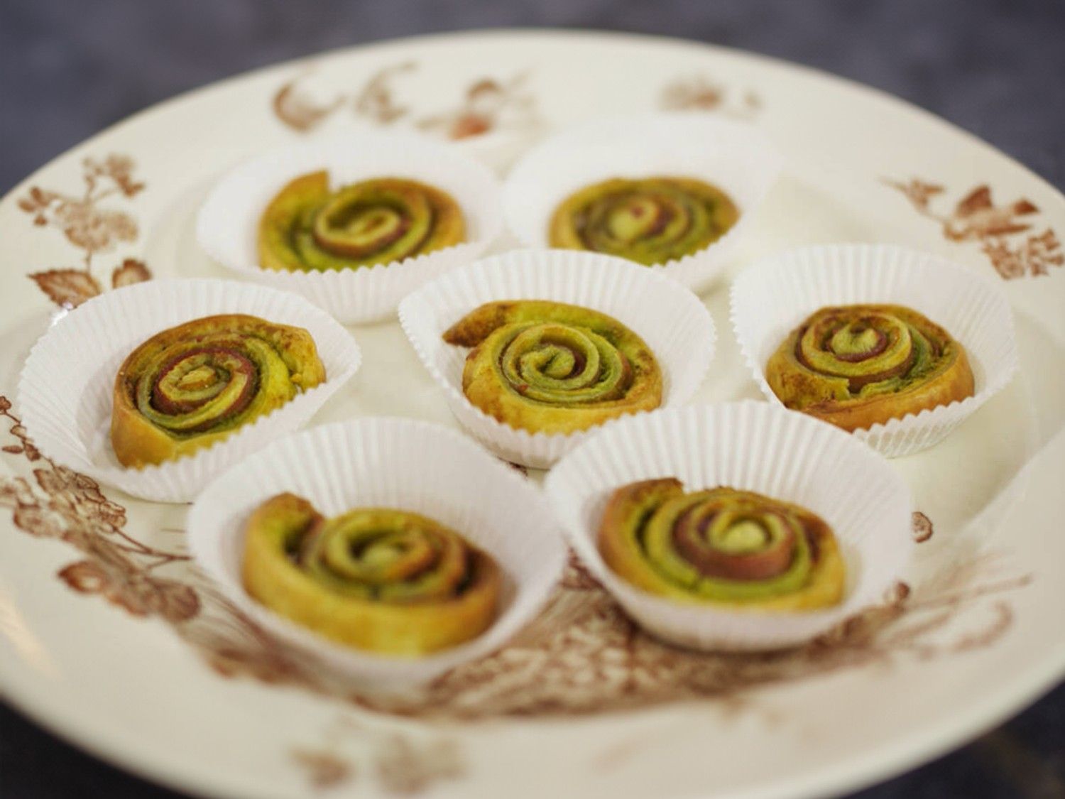 Bladerdeegjes met pesto en ham