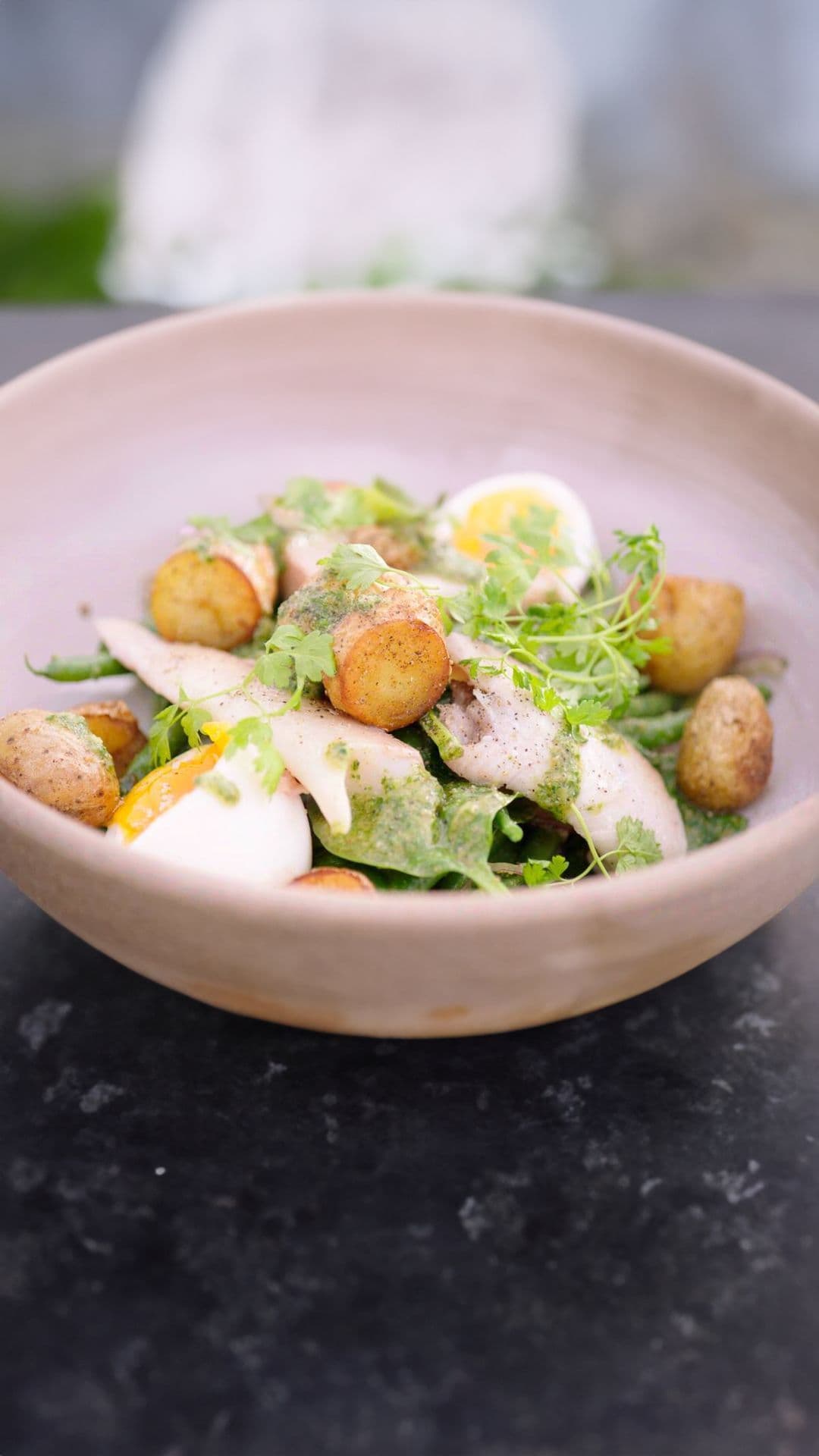 Gerookte forel met Luikse salade