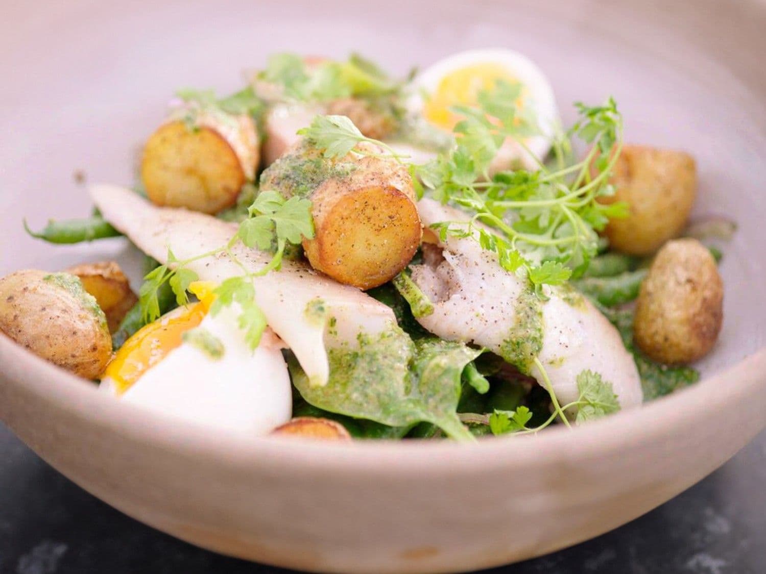Gerookte forel met Luikse salade