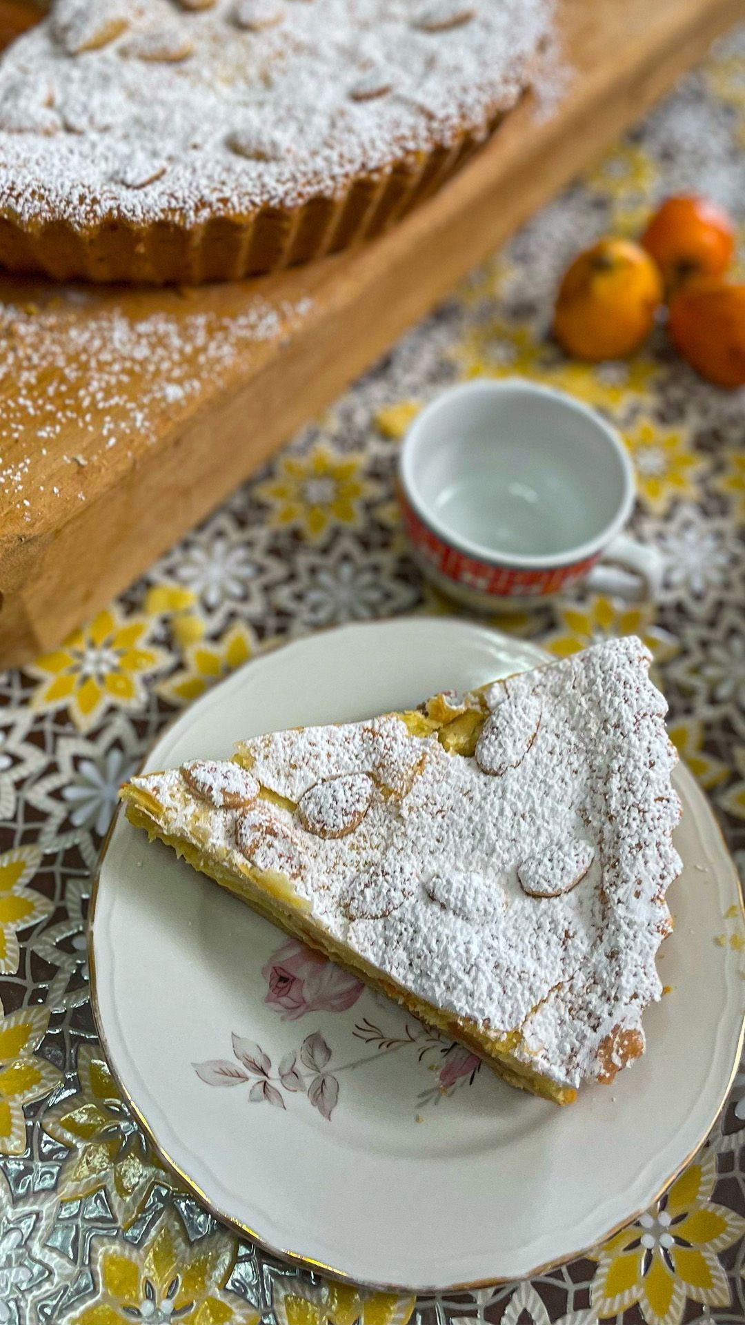 Torta della nonna con nespole