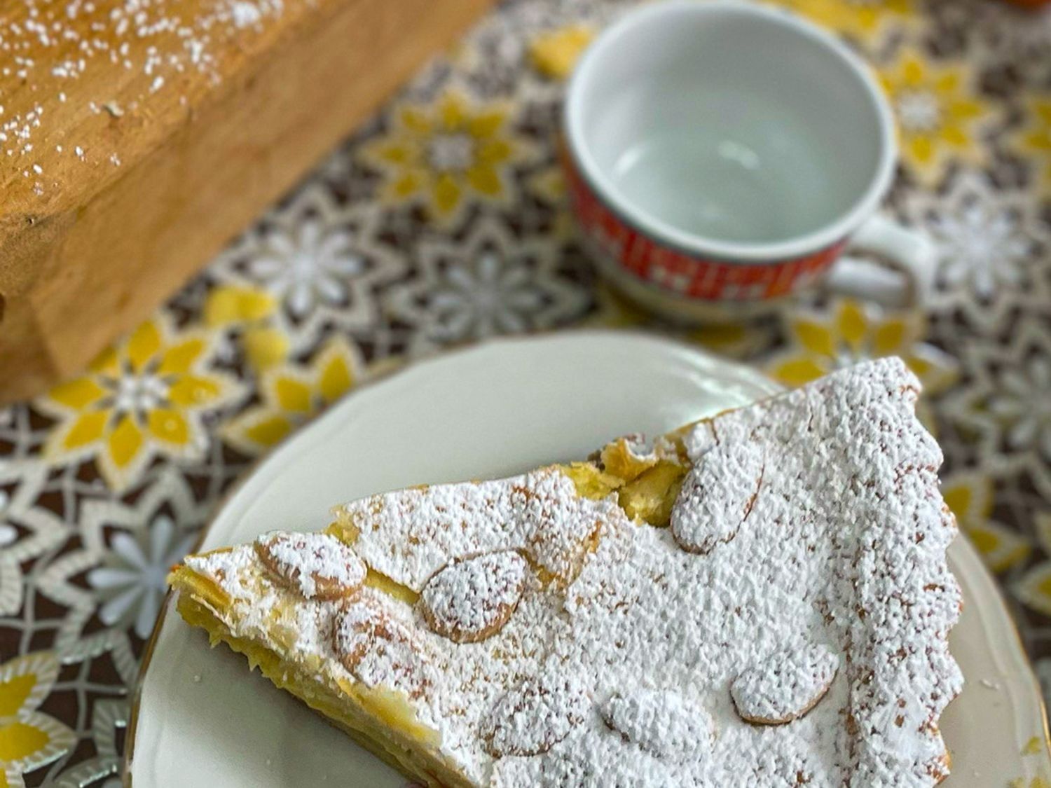 Torta della nonna con nespole