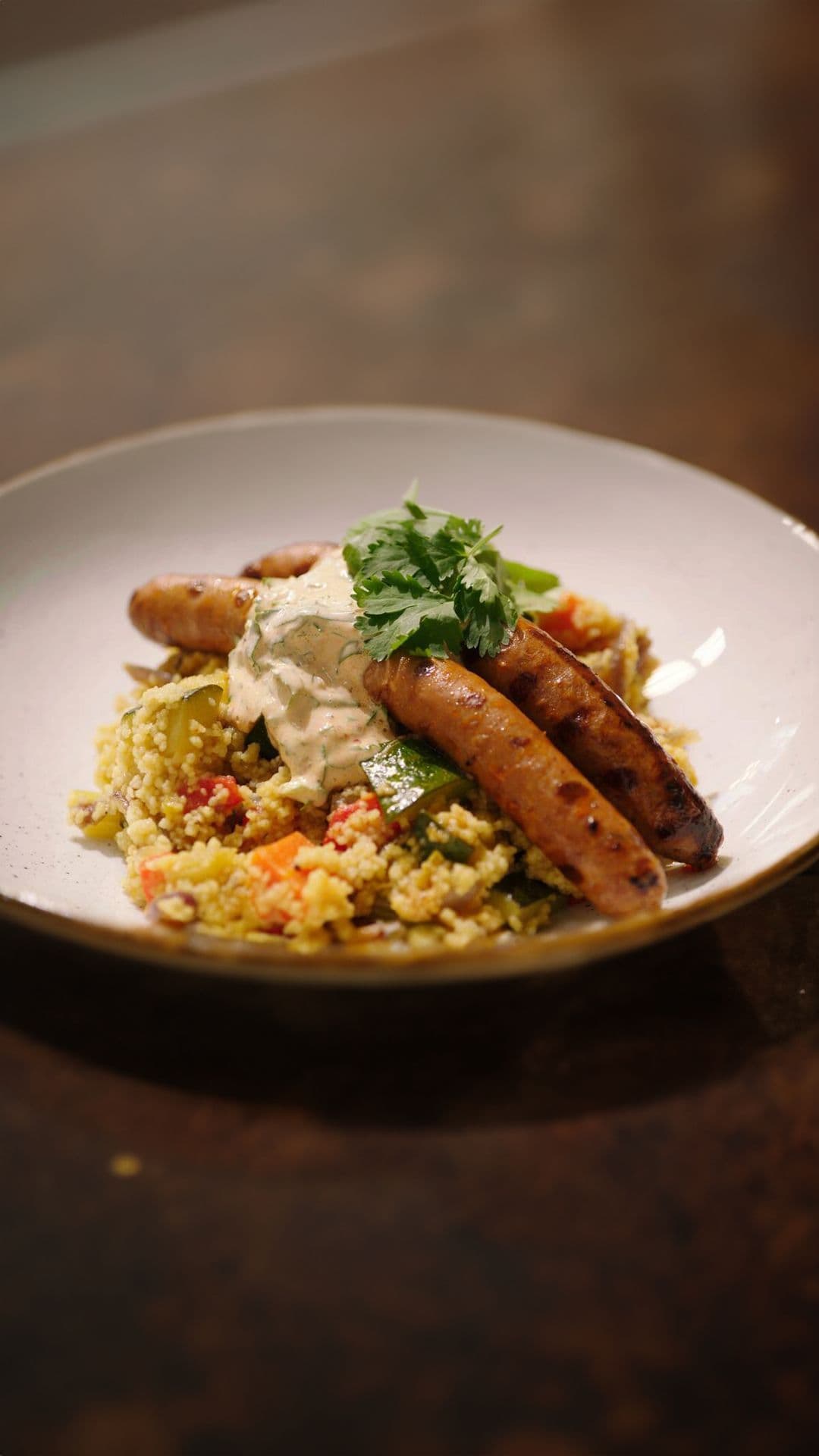 Groentecouscous met gegrilde merguez en zure room