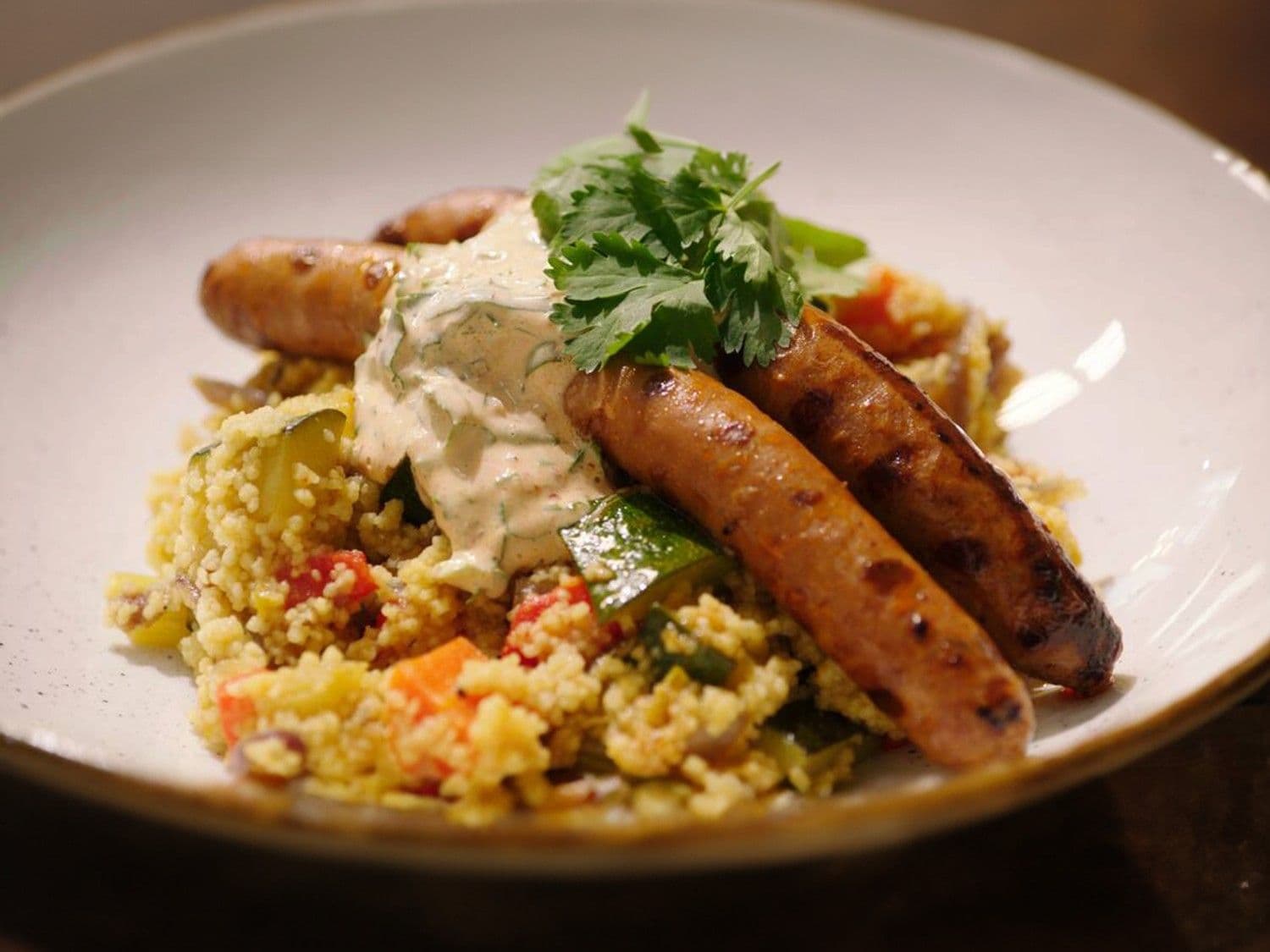 Groentecouscous met gegrilde merguez en zure room