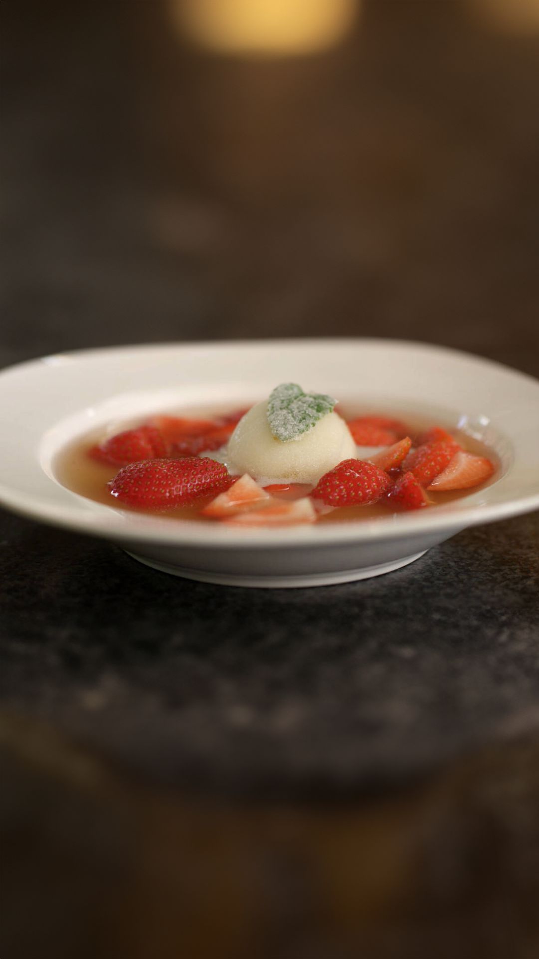 Rabarbersoep met aardbeien en citroensorbet