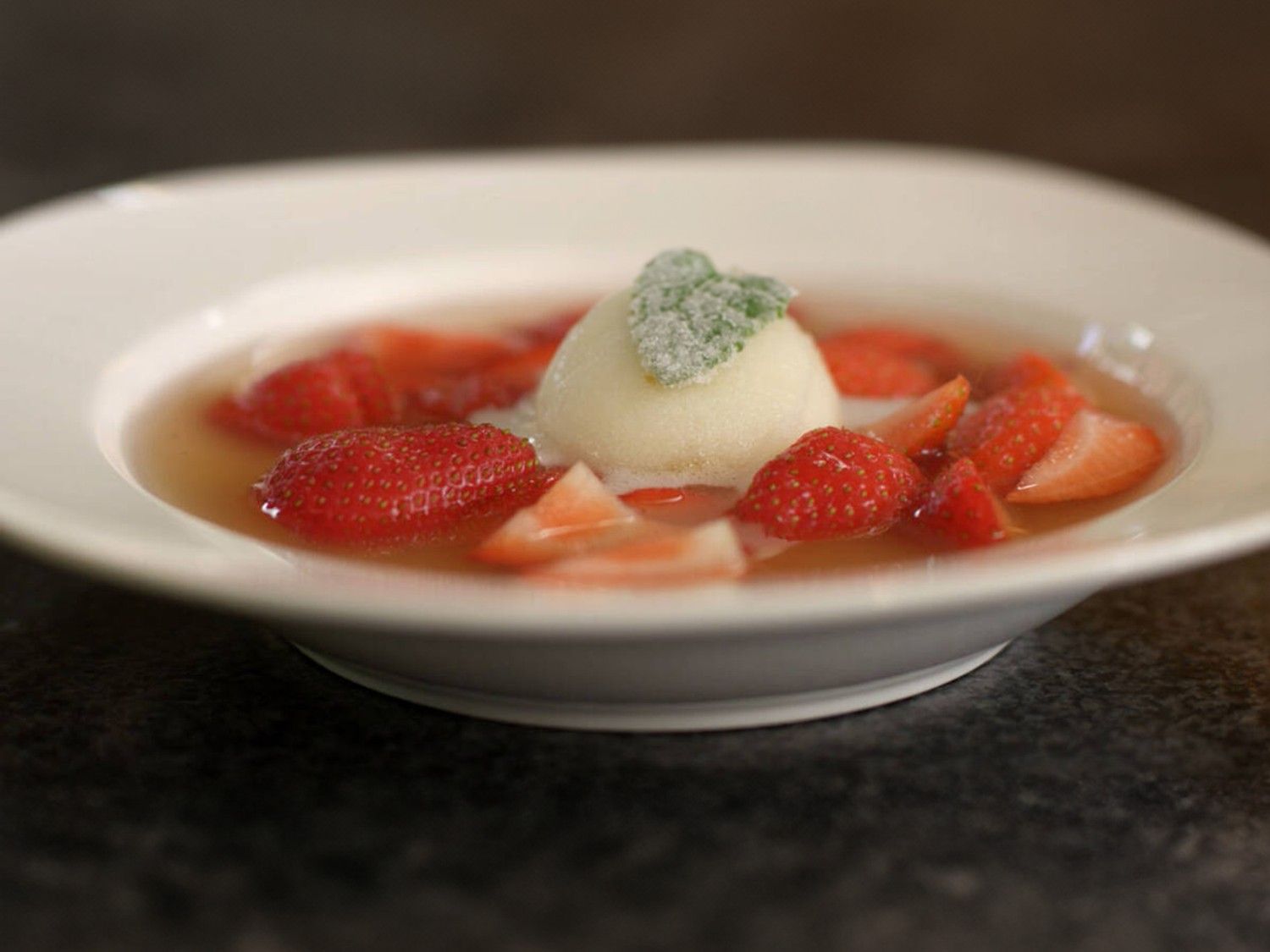 Rabarbersoep met aardbeien en citroensorbet