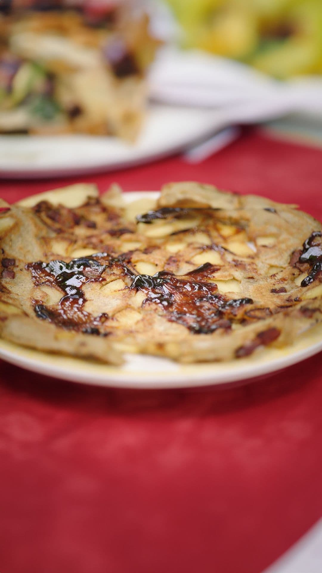 Boekweitpannenkoeken met spek en gebakken appeltjes