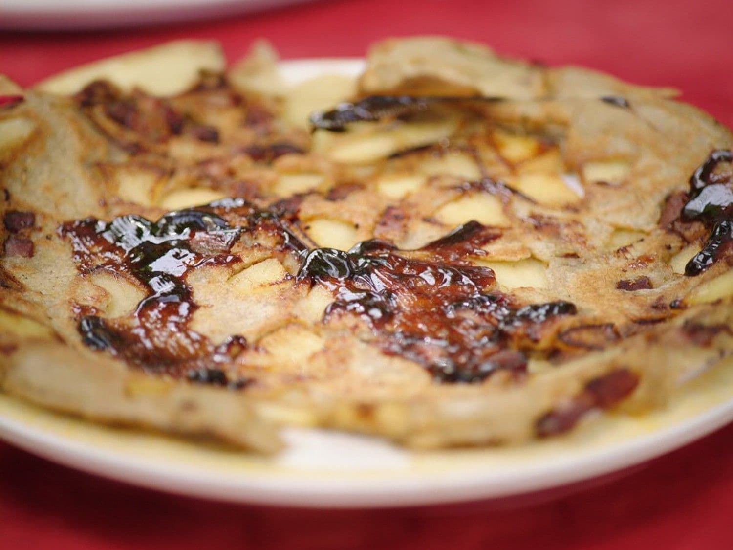 Boekweitpannenkoeken met spek en gebakken appeltjes