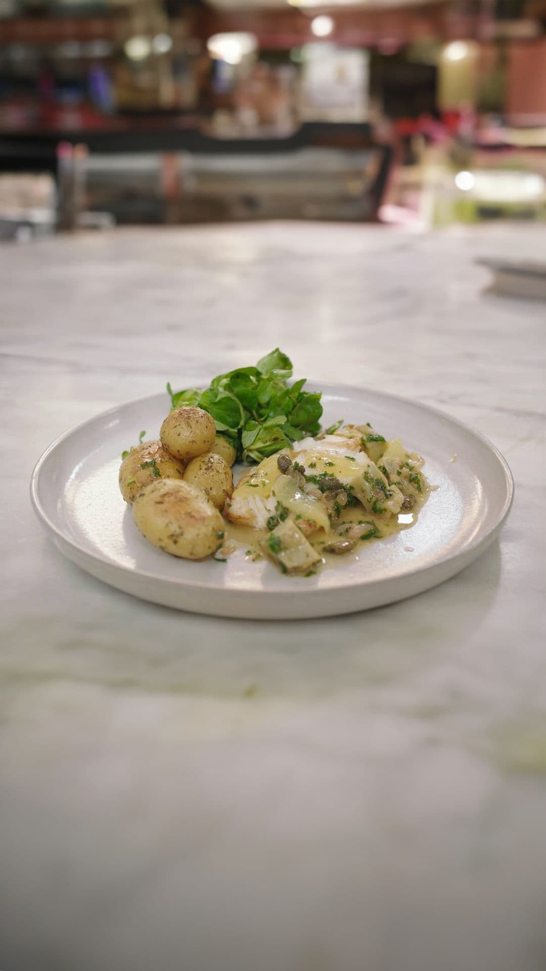 Schelvis 'piccata' met geroosterde krieltjes en artisjok