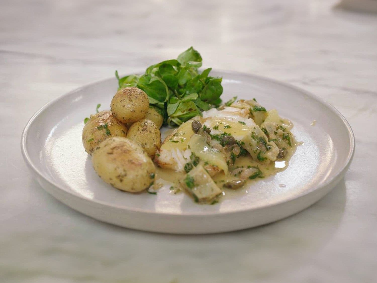 Schelvis 'piccata' met geroosterde krieltjes en artisjok