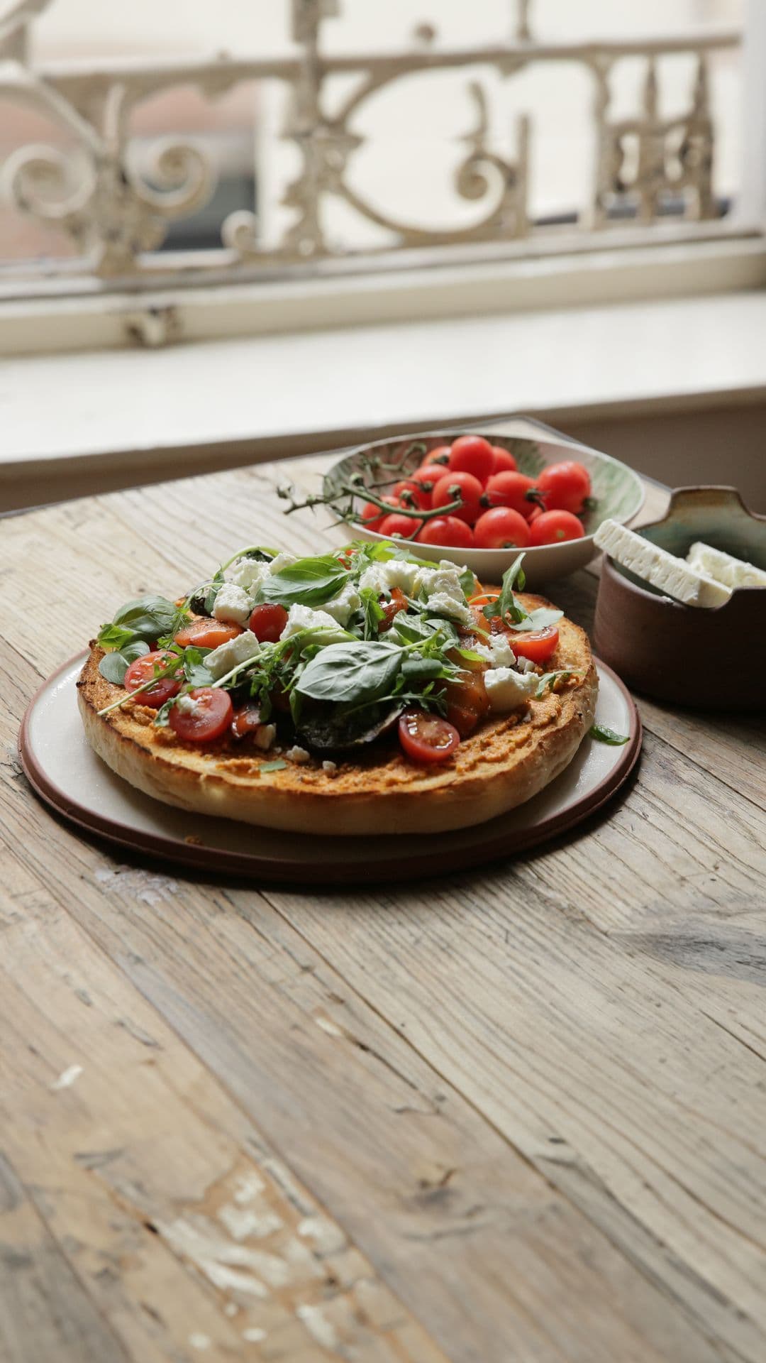 Turkse broodpizza met tomaat-amandelpesto en gegrilde groenten
