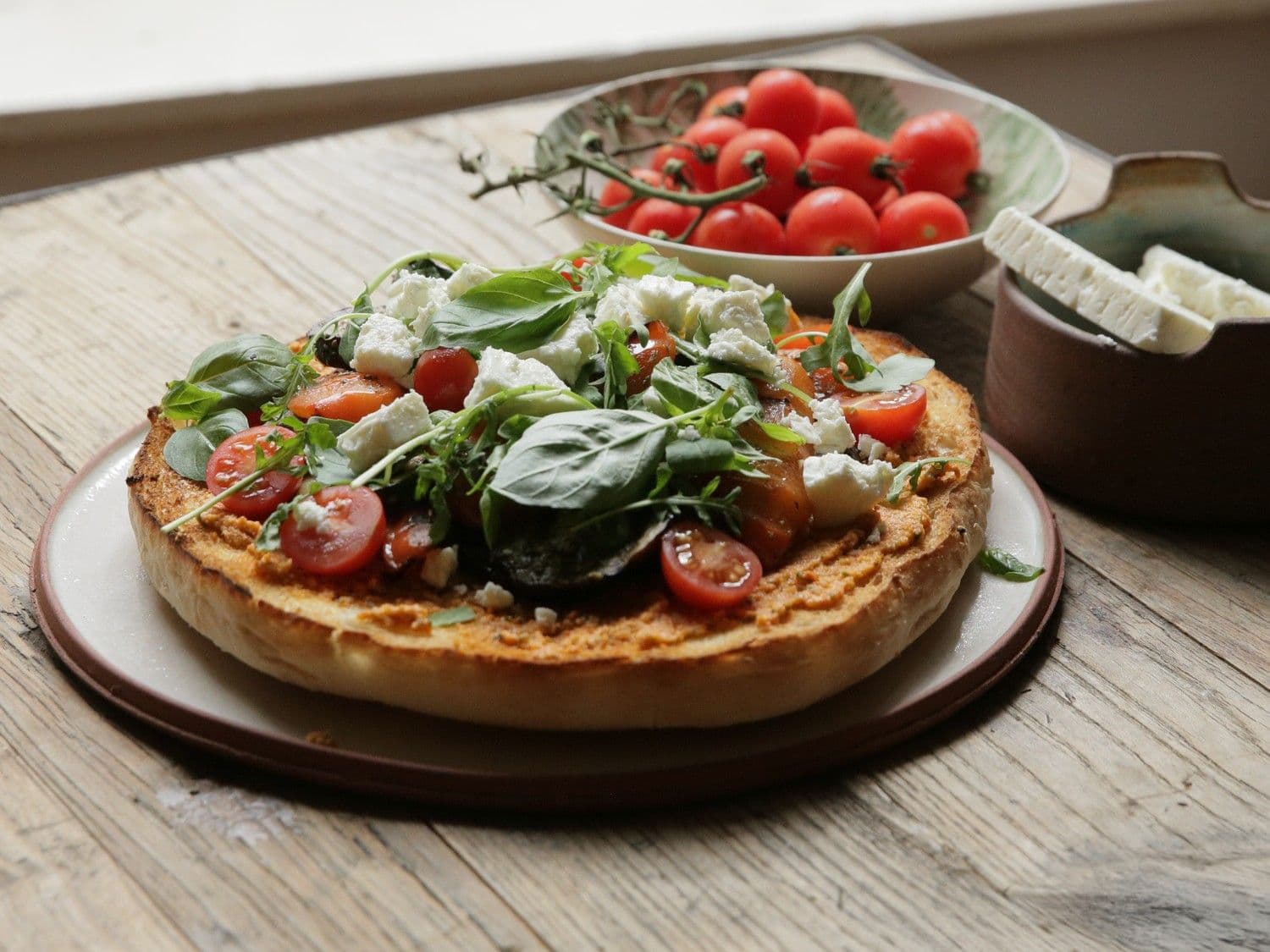 Turkse broodpizza met tomaat-amandelpesto en gegrilde groenten