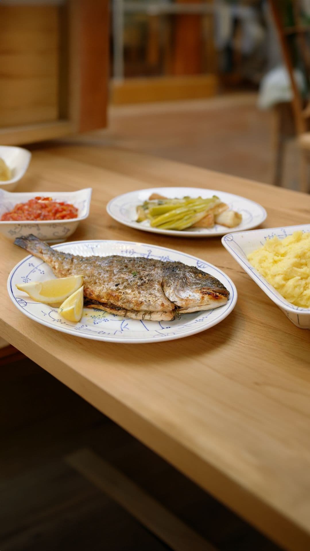 Gegrilde dorade met tuinkruiden en citroen, geroosterde prei en paprikaharissa