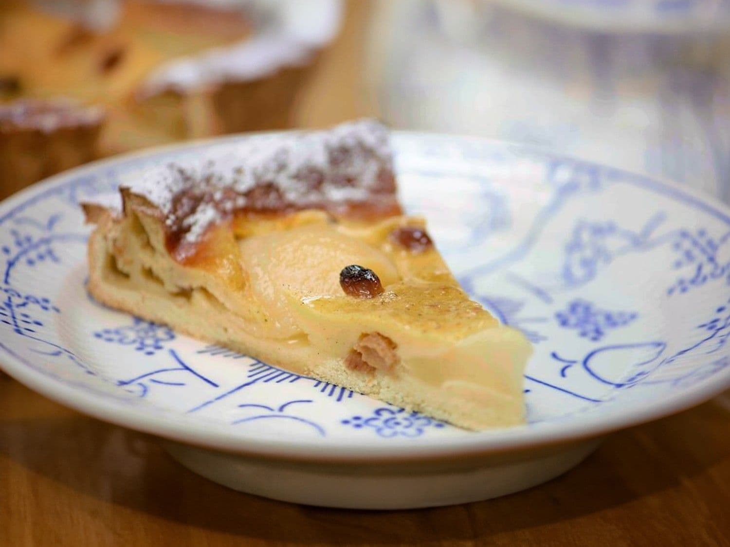 Kruimeldeegtaart met flan, peer en rozijntjes