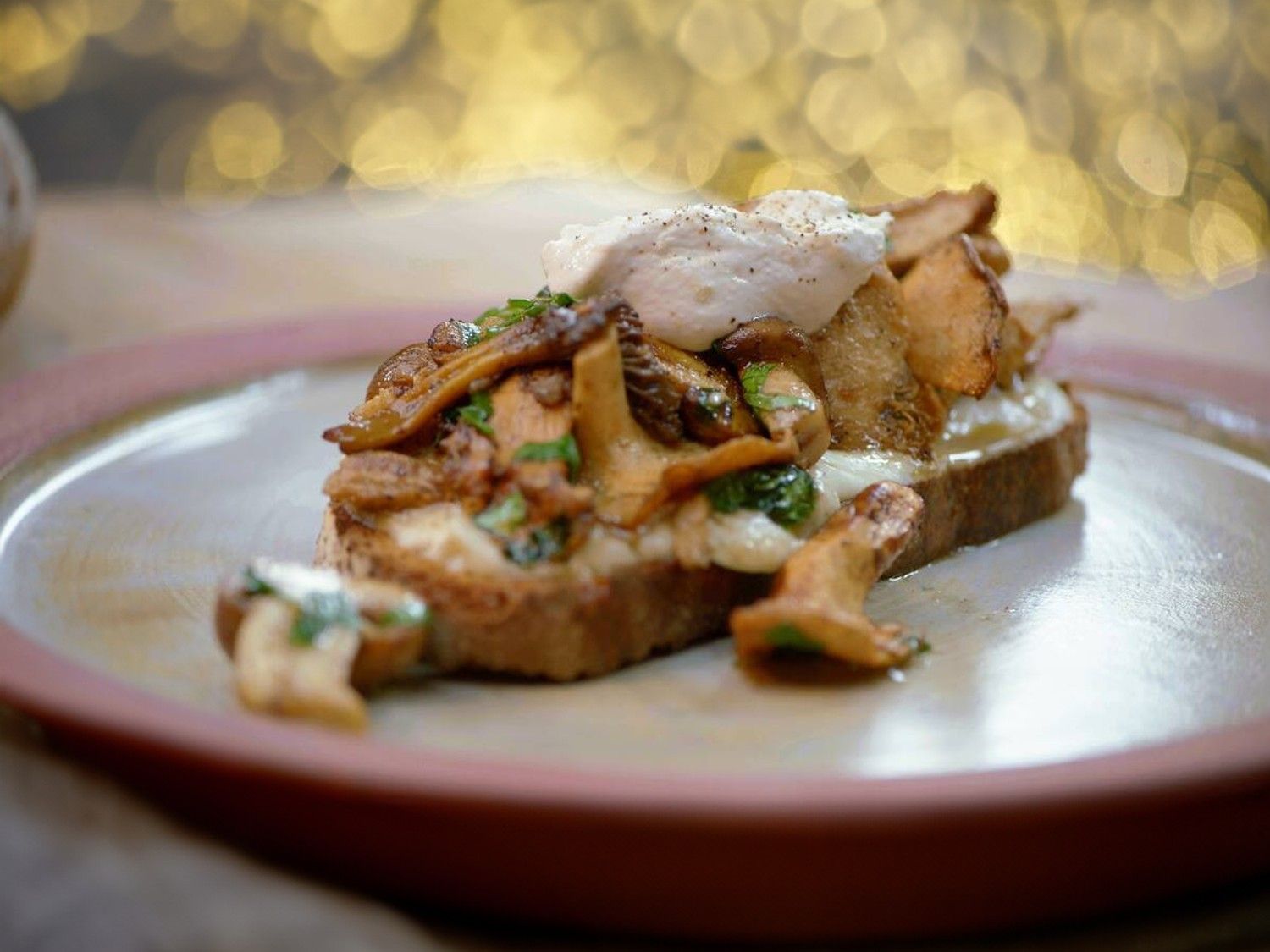 Toast met boschampignons, crème van aardpeer en citroenricotta