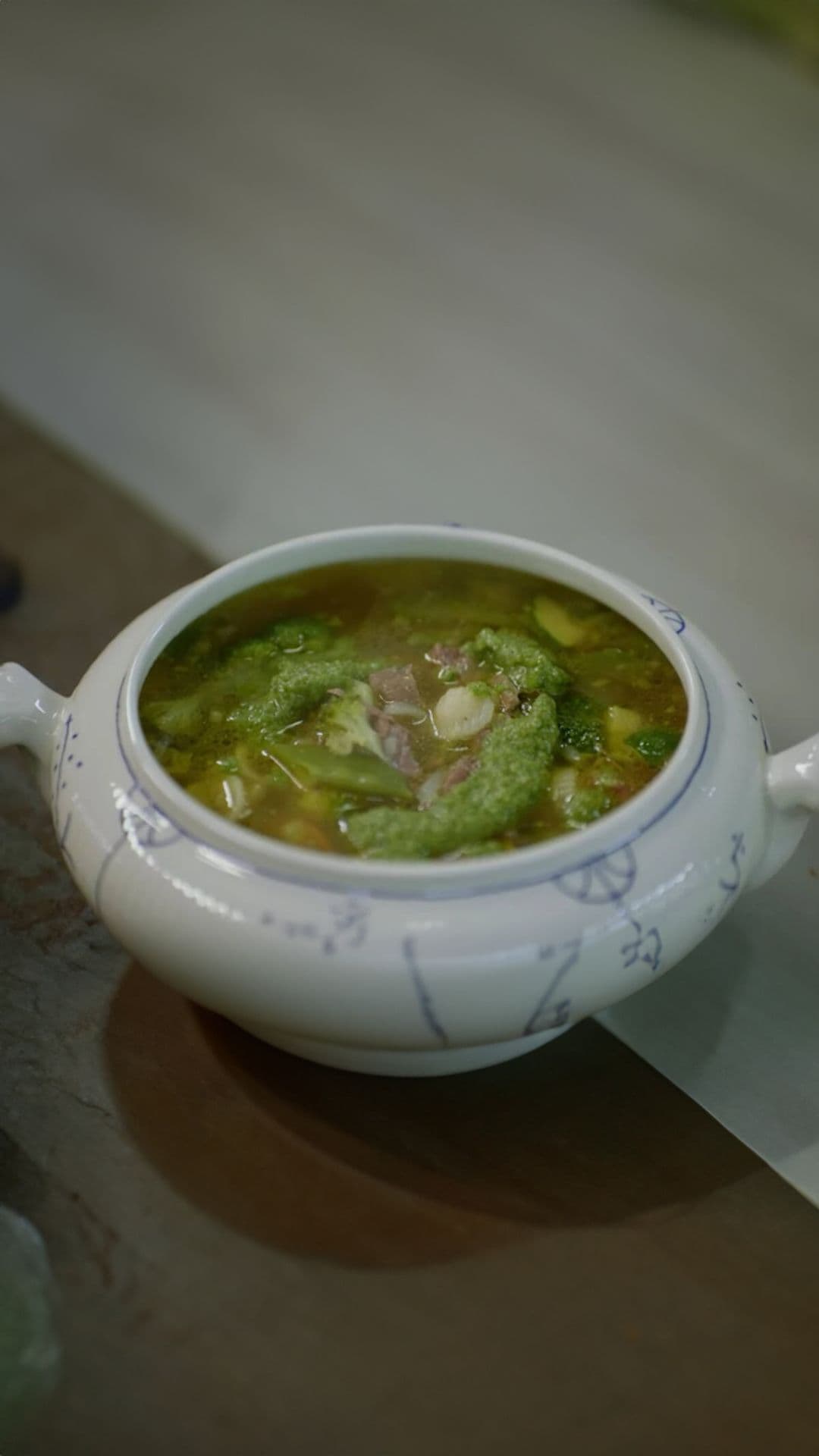 Bouillon met zomergroenten en soepvlees