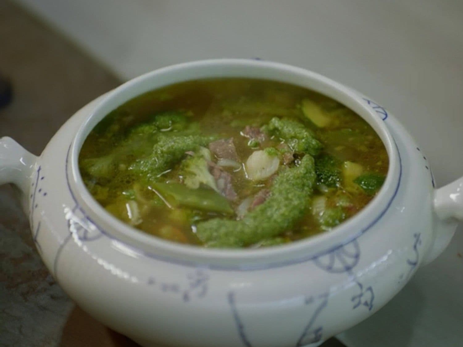 Bouillon met zomergroenten en soepvlees