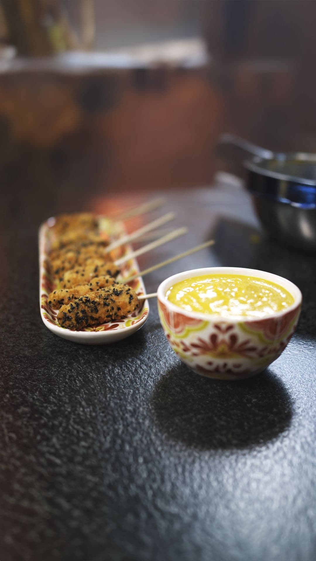 Satés van konijn met een mangodip