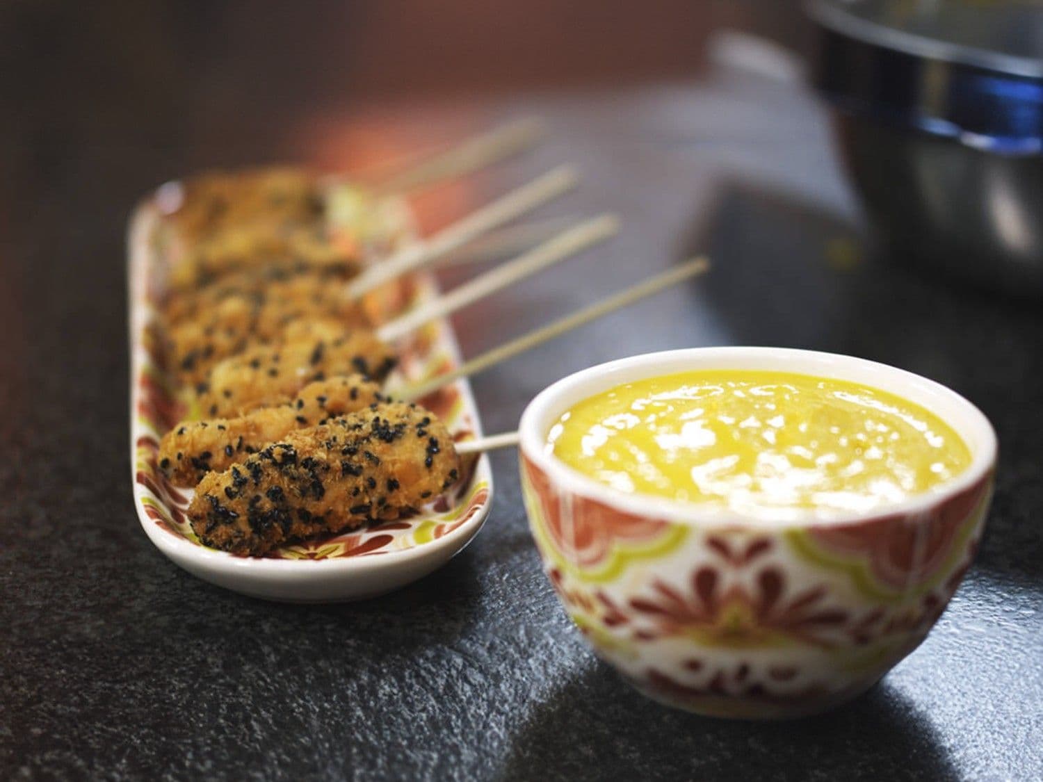 Satés van konijn met een mangodip