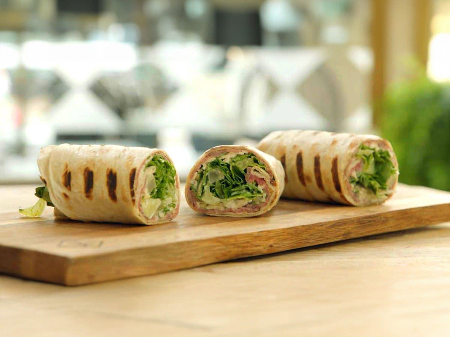 Gegrilde wrap met rosbief en knolselderremoulade