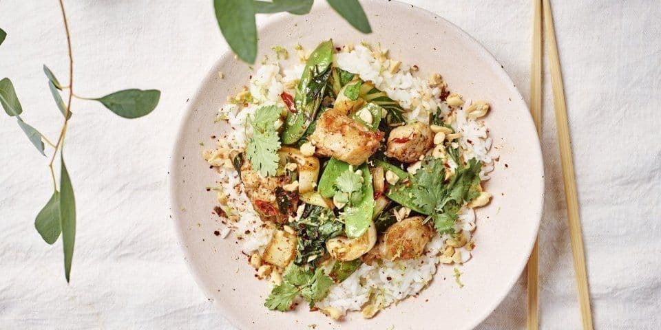 Wok met konijn, paksoi en sluimererwten