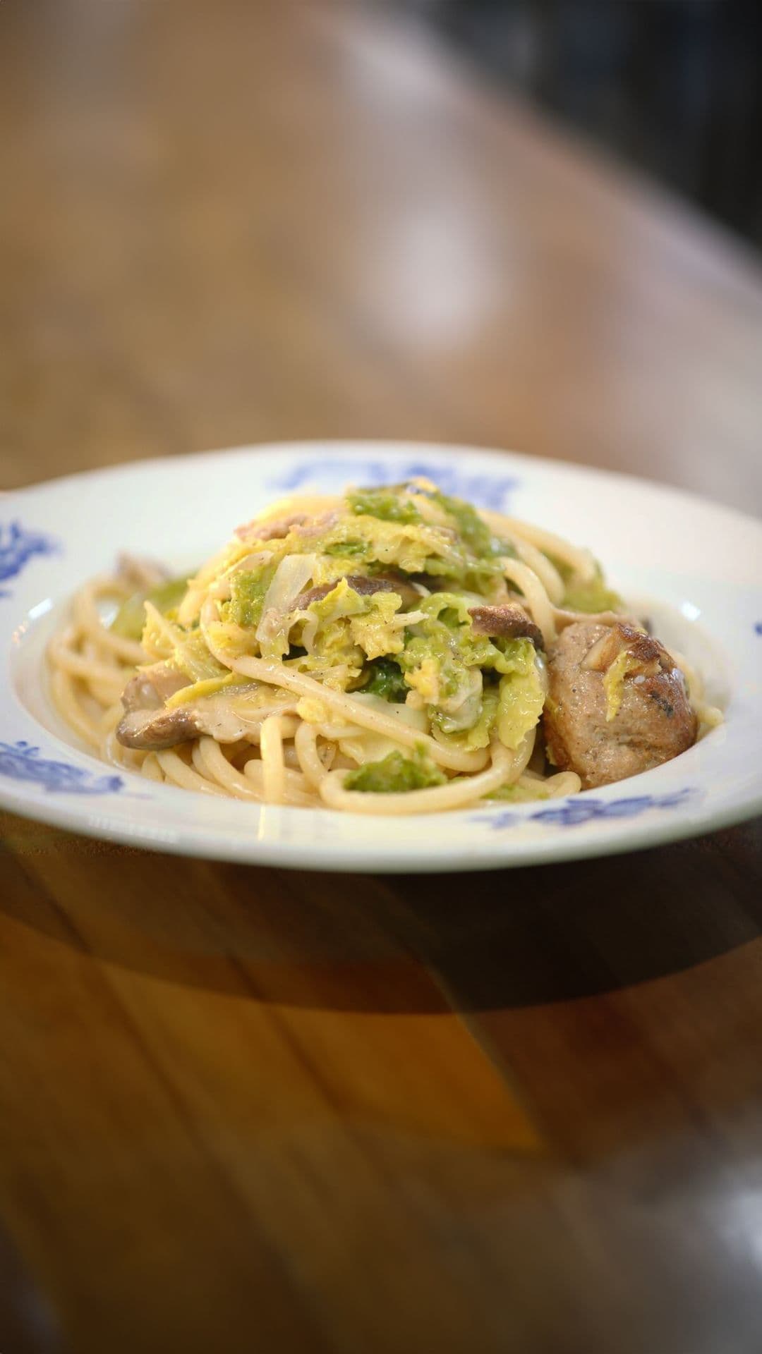 Pasta met groene kool, shiitake en gehaktballetjes